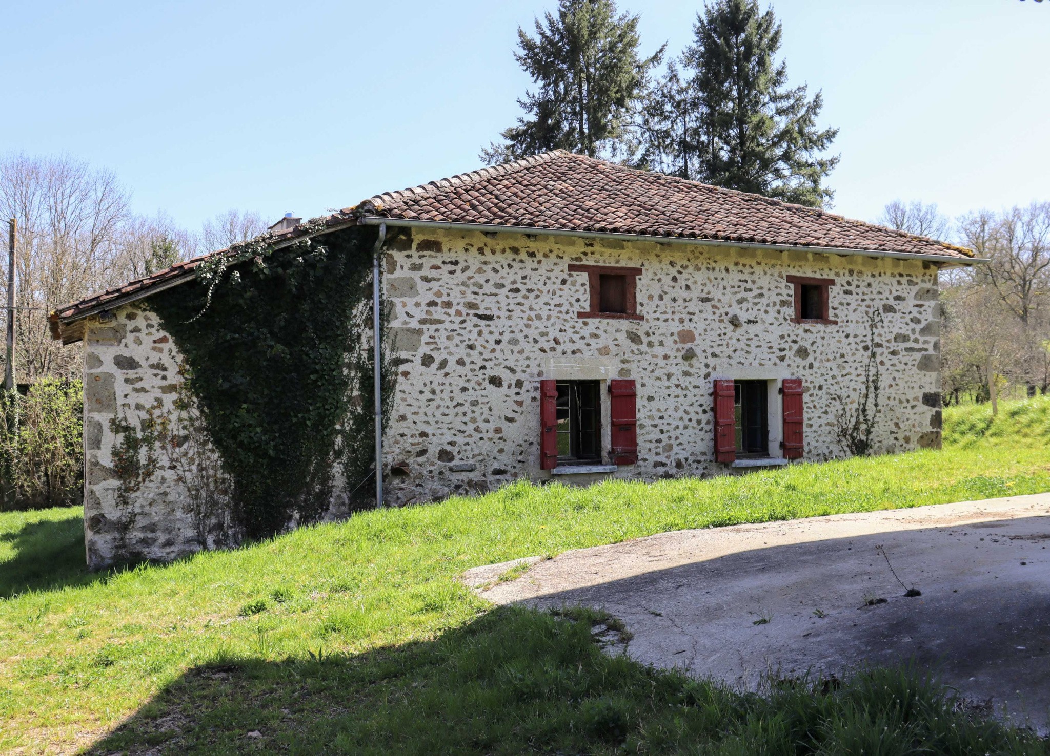 PRESIGNAC (87) - DOMAINE AVEC MAISON À RÉNOVER + 900 M2 DE DÉPENDANCES ET 4000 M2 DE TERRAIN ! — photo 12