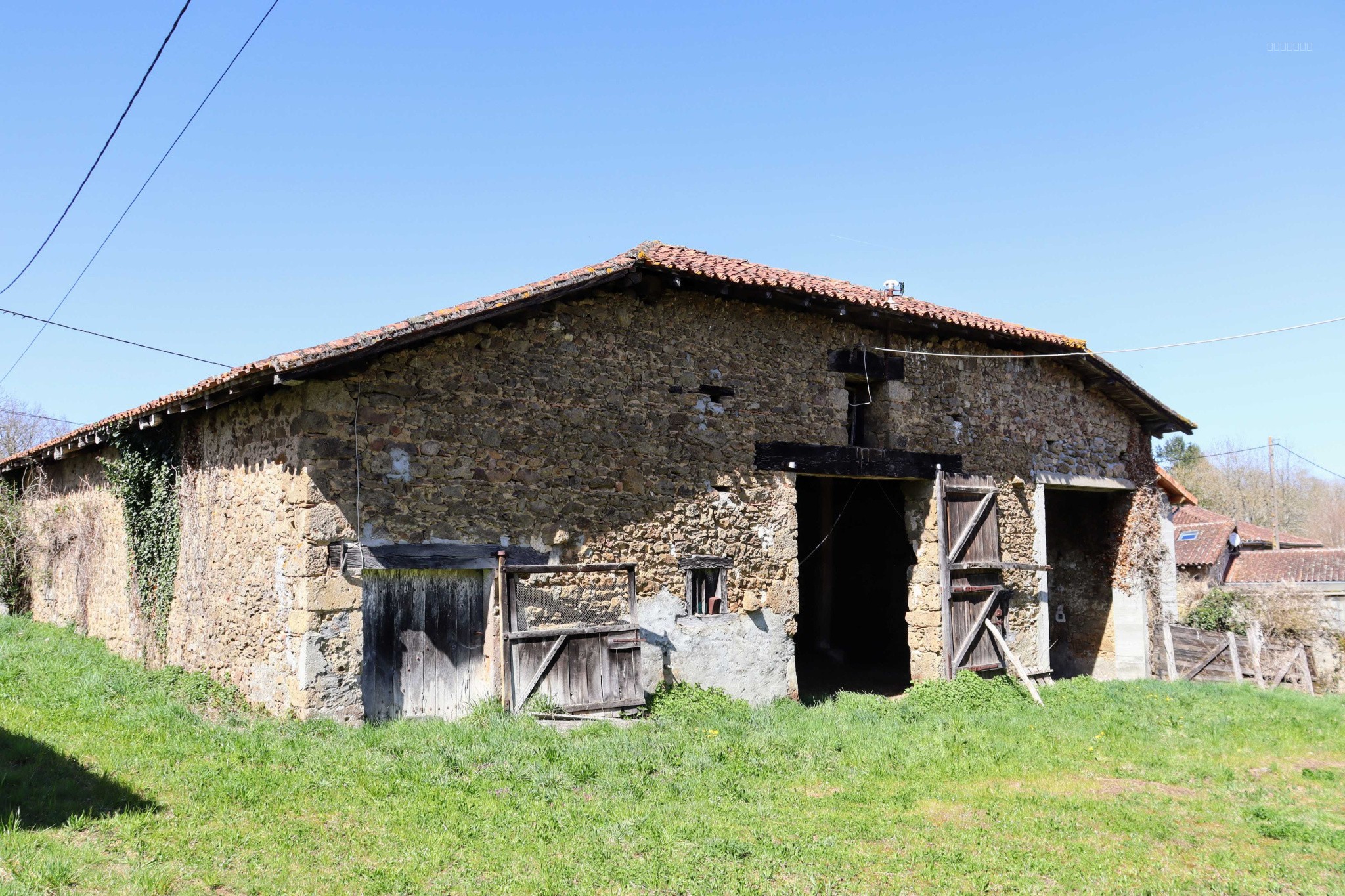 PRESIGNAC (87) - DOMAINE AVEC MAISON À RÉNOVER + 900 M2 DE DÉPENDANCES ET 4000 M2 DE TERRAIN ! — photo 3
