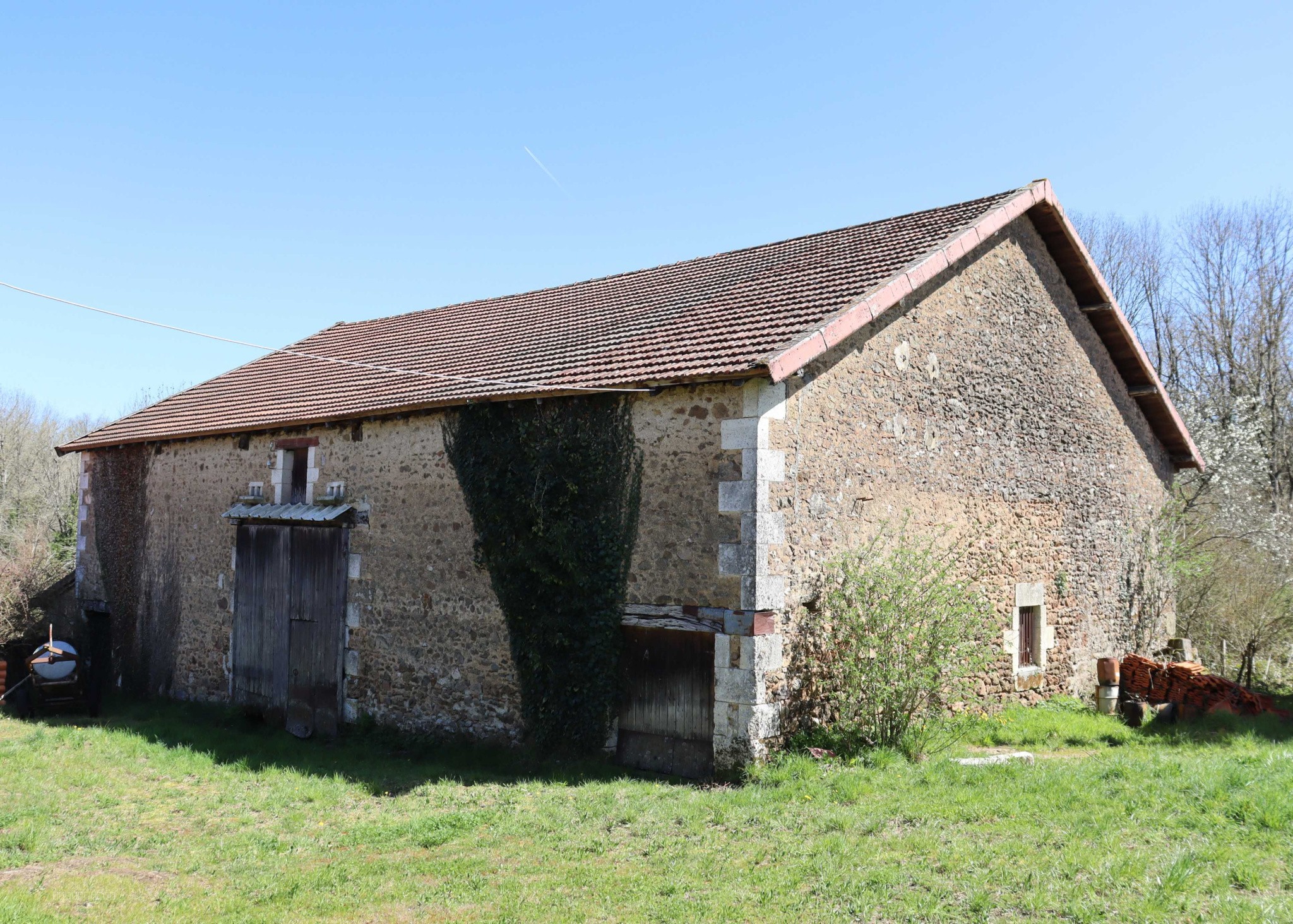 PRESIGNAC (87) - Propriété à rénover avec maison, bâtiments, et terrain de 6000m2 ! — photo 2