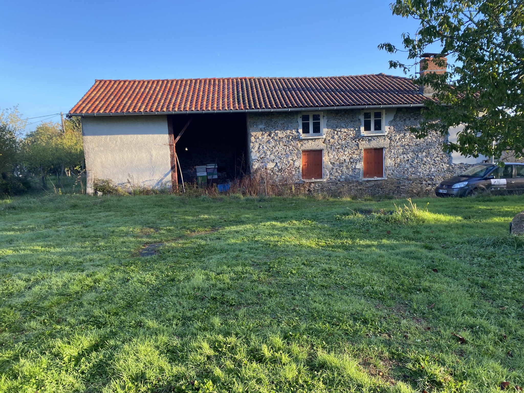 Grande grange de plus de 200m2 à Verneuil sur 2800m2 de terrain — photo 1