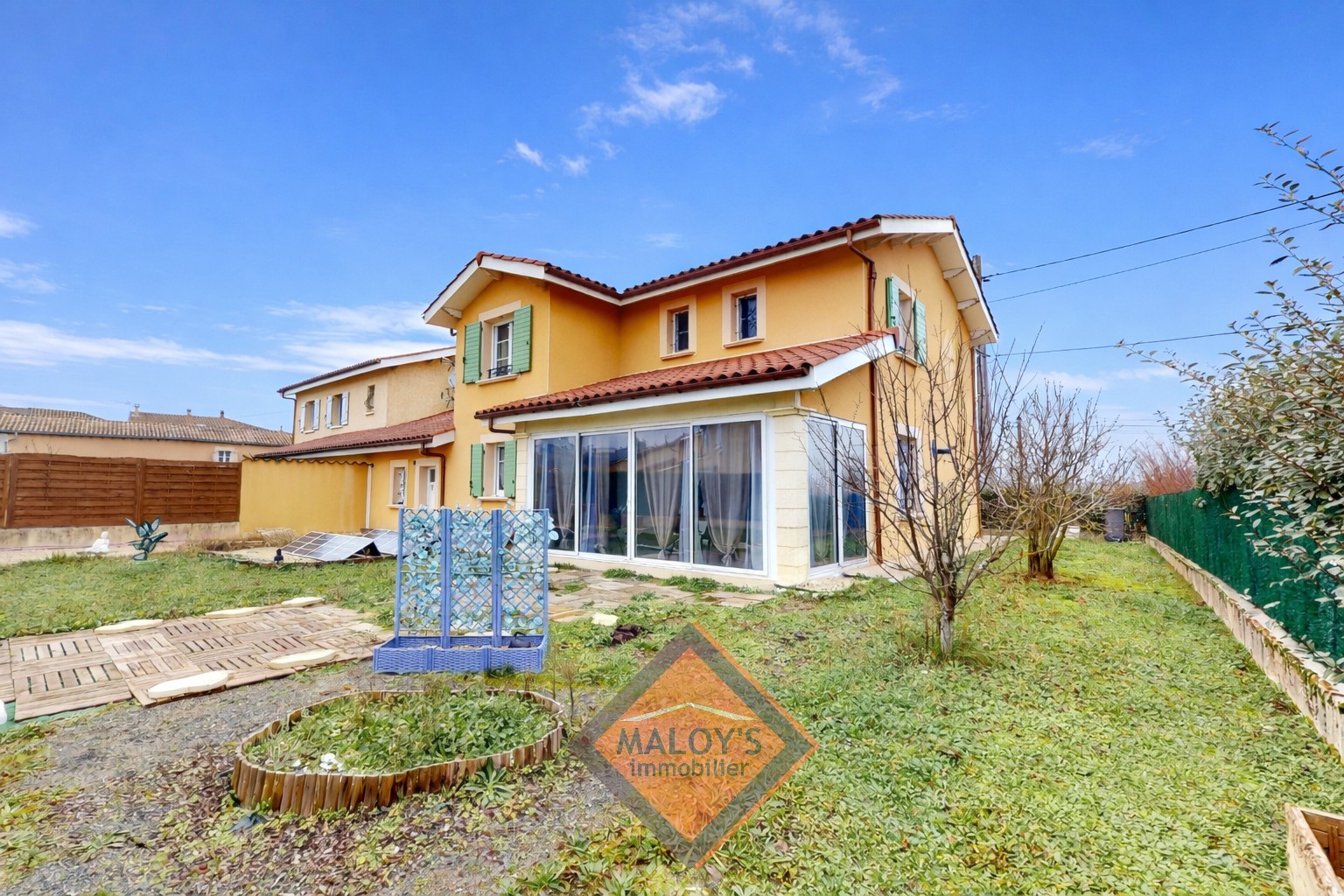 Viila de 2008 de 118m2 avec 3 chambres sur un terrain de 500m2 plat au coeur du joli village de Charentay — photo 2