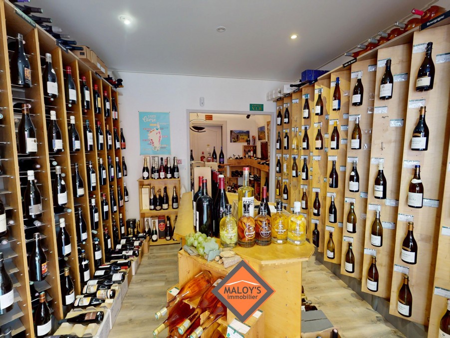 Cave à vins coeur du village touristique du Bois d'OIngt en Beaujolais Pierres Dorées — photo 3