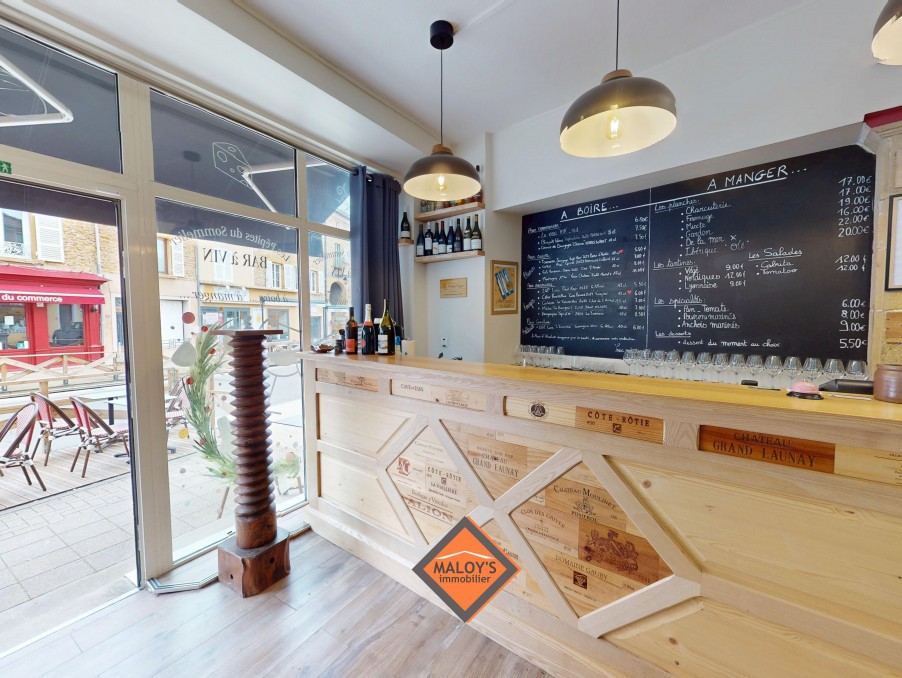 Bar à vins au centre du Bois d’Oingt, village touristique — photo 1