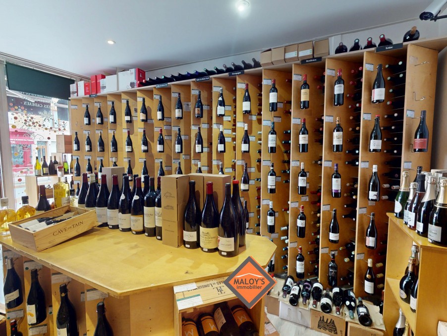 Cave à vins coeur du village touristique du Bois d'OIngt en Beaujolais Pierres Dorées — photo 1