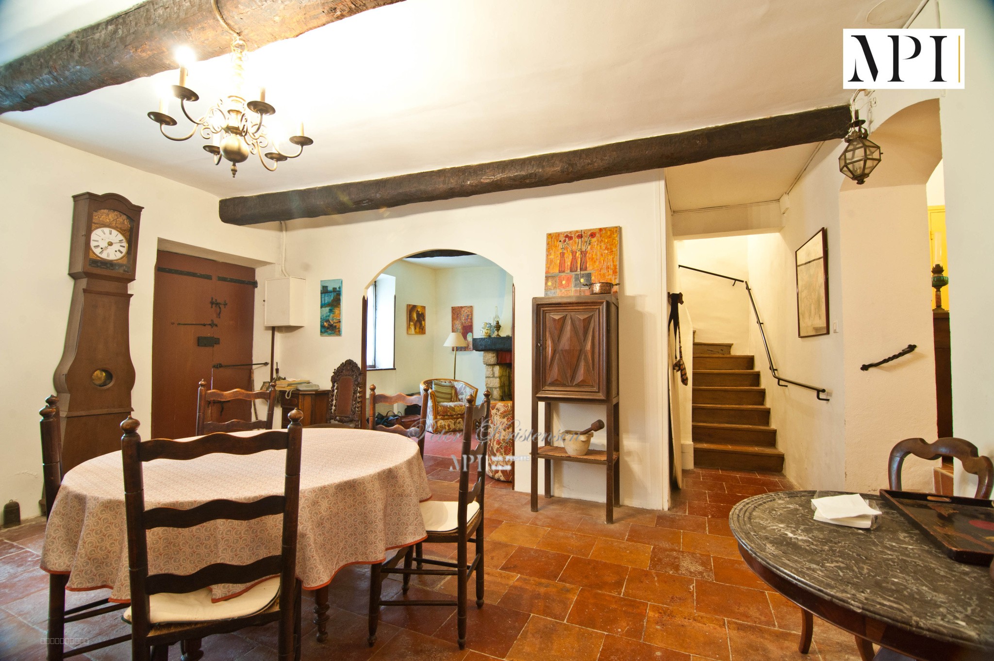 À Félines-Minervois, maison de village T7, 193 m2, 5CH, 2 SDB avec jardin et terrasse tropezienne — photo 2