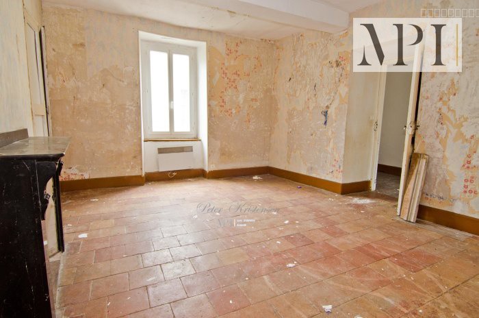 Grande maison de village à rénover - Cour - Cave - 5pc - 2 chambres, 2 salons, 3pcs dans les combles - 125 m2 — photo 7