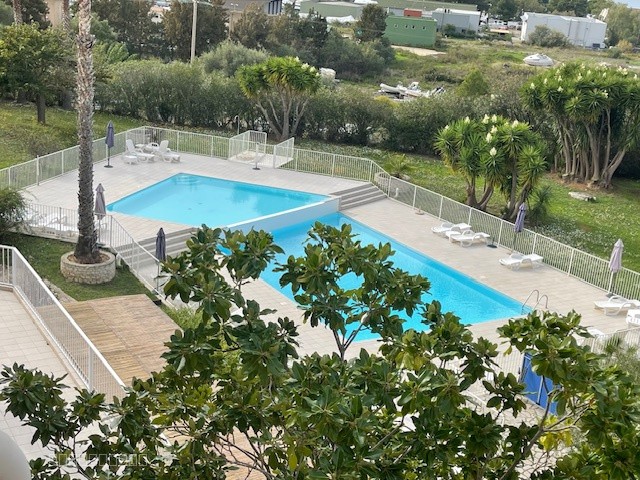 St Florent Studio vendu meublé dans résidence avec piscine — photo 4
