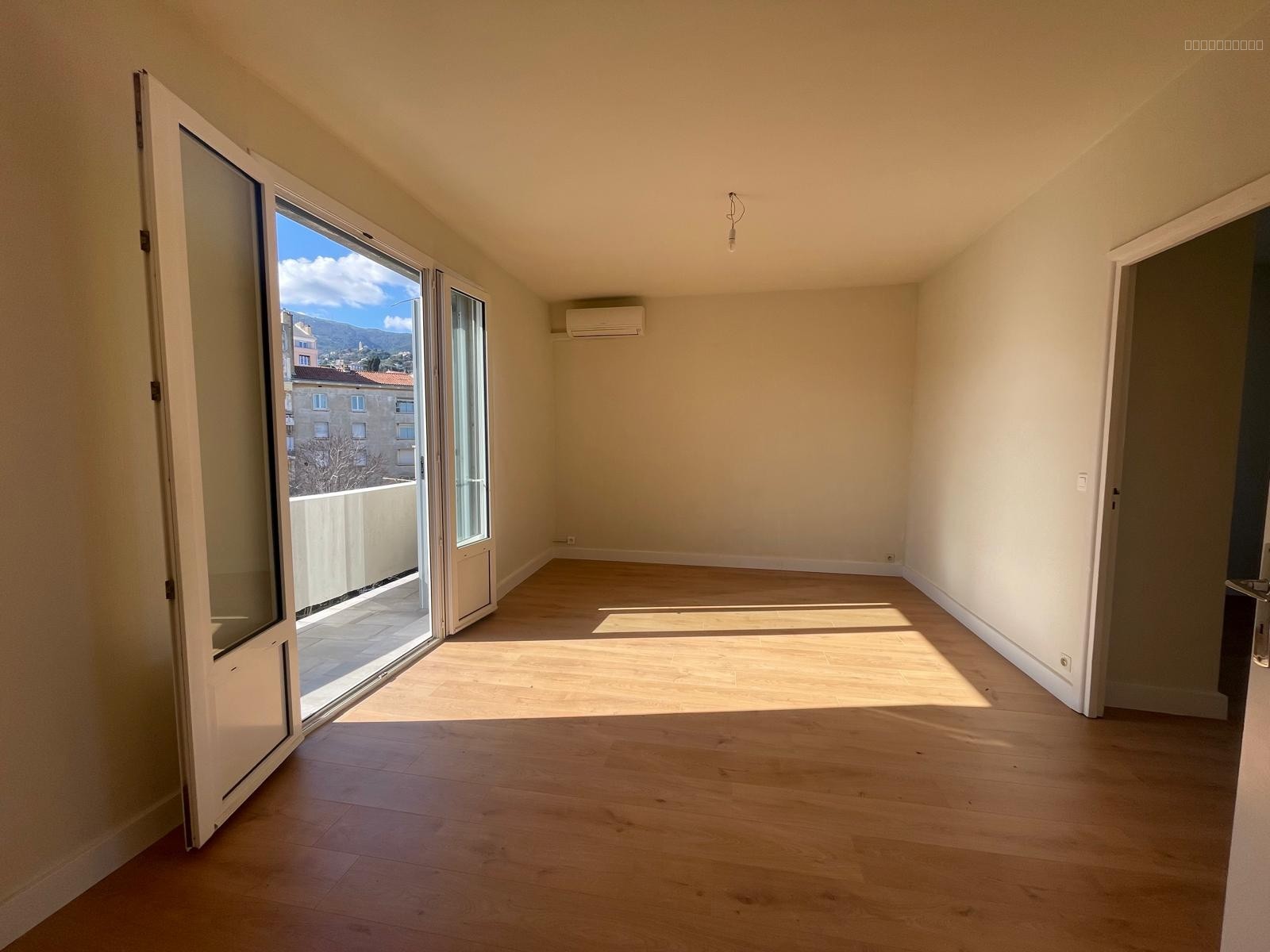 BASTIA CENTRE F3 TRAVERSANT AVEC ASCENSEUR ET VUE MER — photo 5