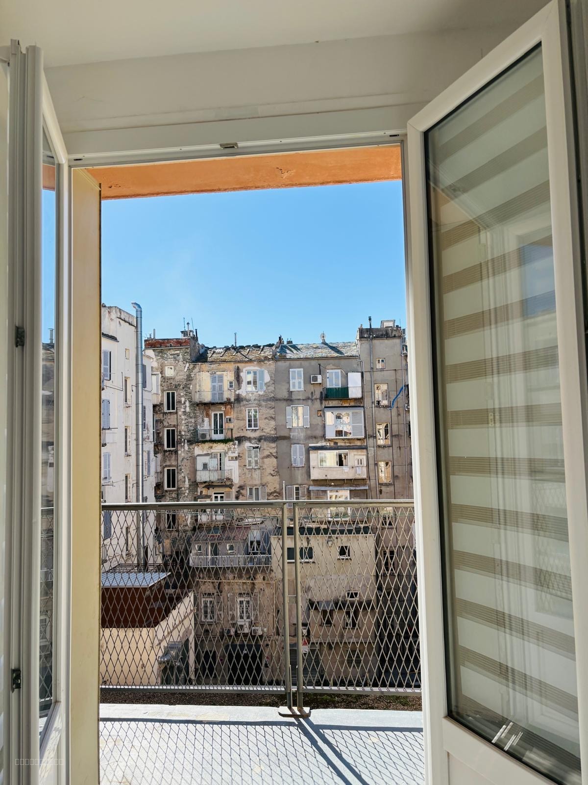Bastia centre Superbe F3 traversant et lumineux — photo 4