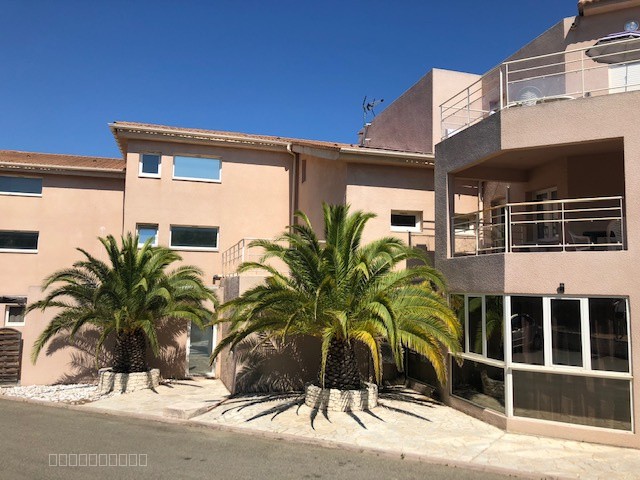 St Florent Studio vendu meublé dans résidence avec piscine — photo 10