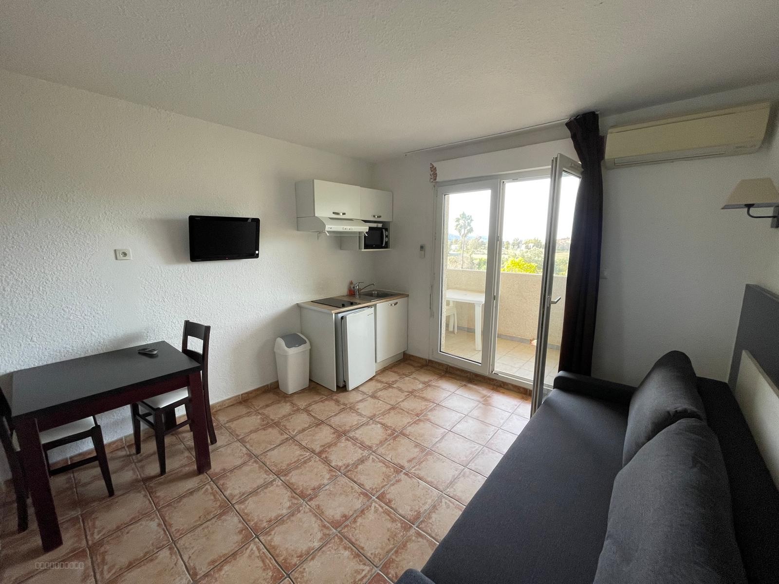 St Florent Studio vendu meublé dans résidence avec piscine — photo 6
