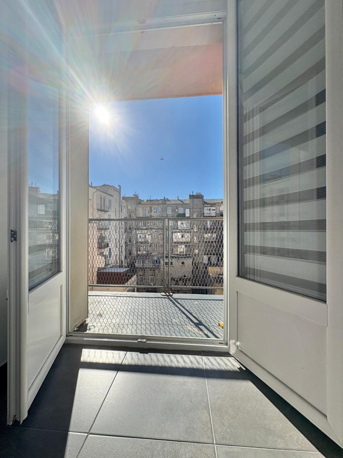 Bastia centre Superbe F3 traversant et lumineux — photo 3