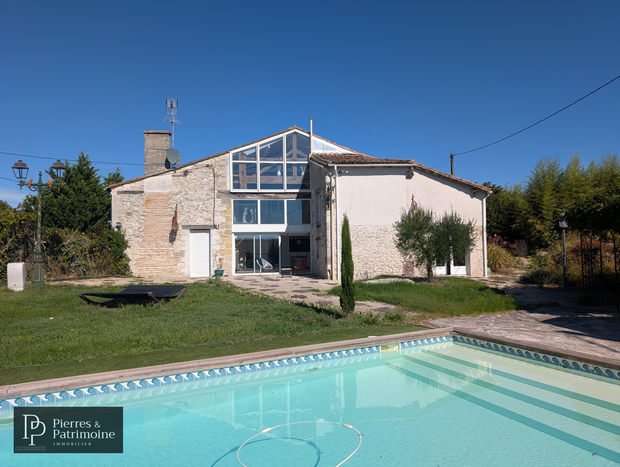 Belle maison 'loft' atypique avec parc arboré et piscine — photo 2