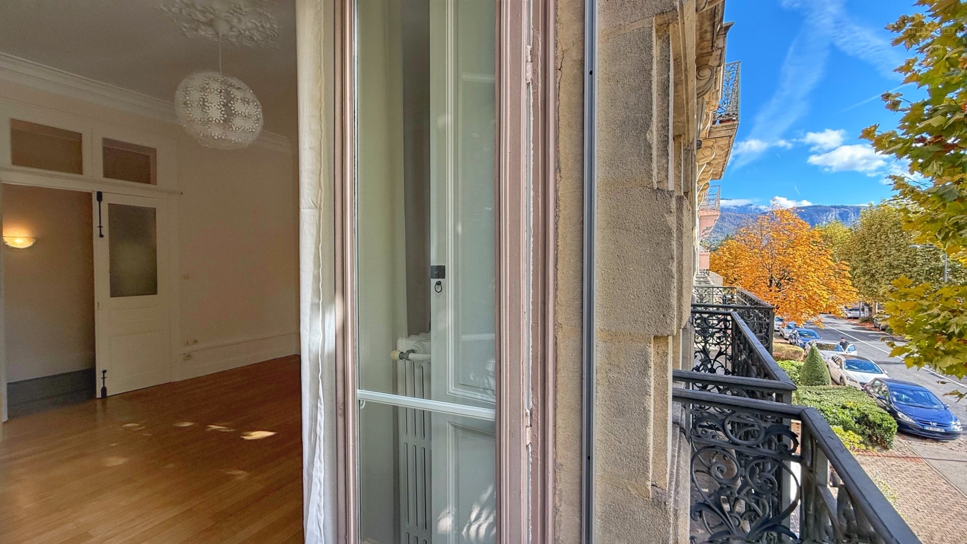 VOIRON - T5- 115 m2 - 7 Balcons — photo 3