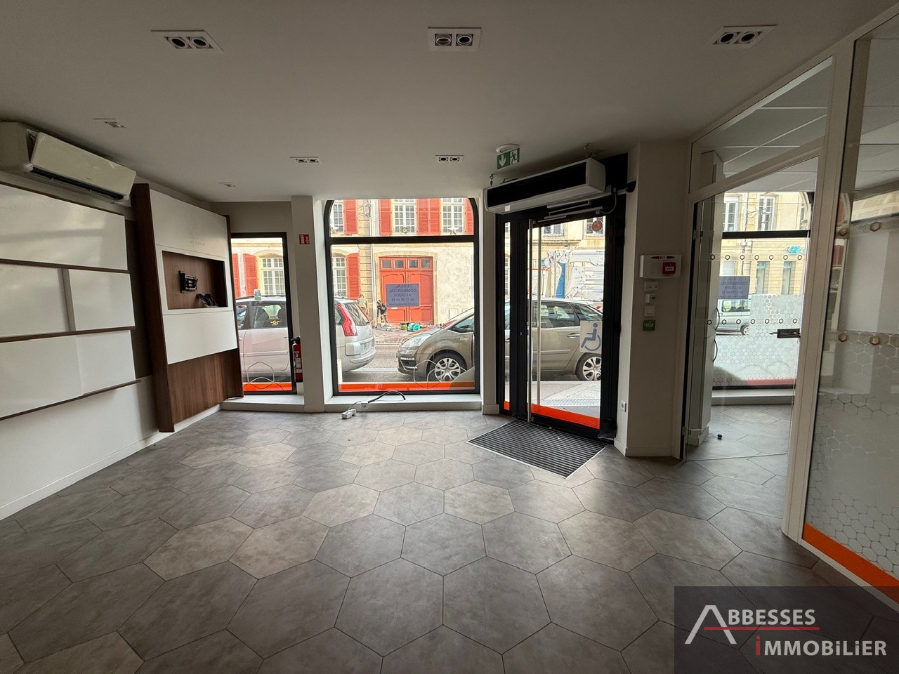 REMIREMONT Centre ville : local commercial avec grande vitrine et 3 bureaux + accueil — photo 2