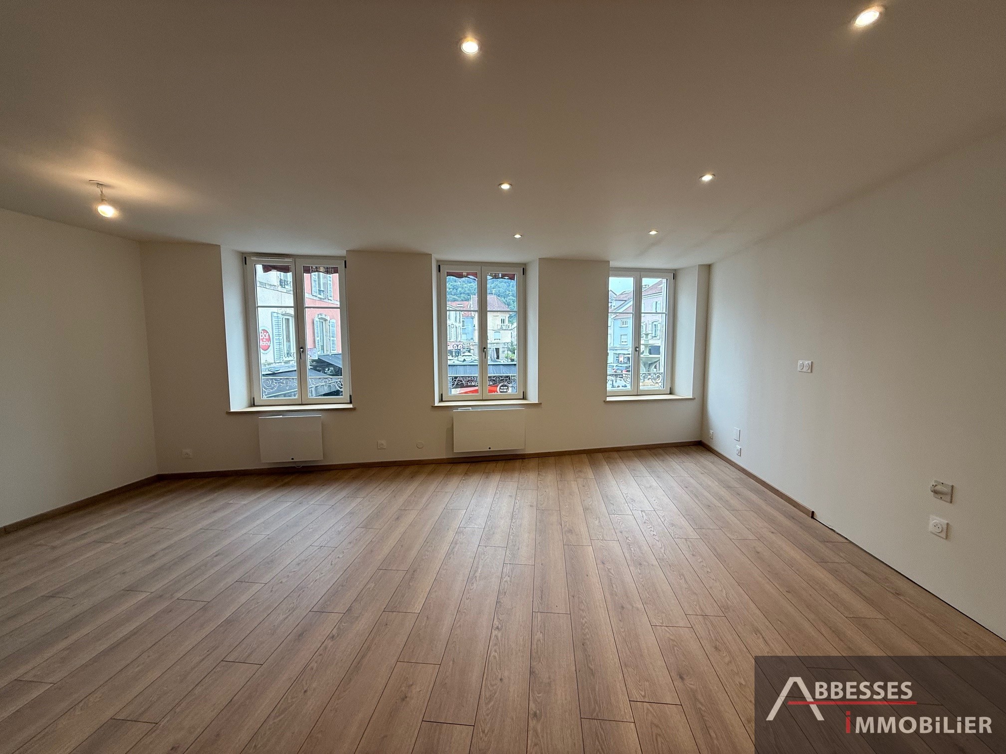 REMIREMONT - Extra centre : Appartement rénové en 2025 offrant de belles prestations et beaux volumes — photo 2