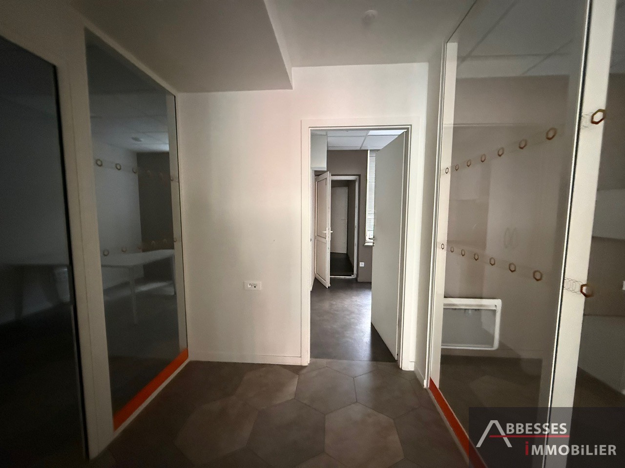 REMIREMONT Centre ville : local commercial avec grande vitrine et 3 bureaux + accueil — photo 11