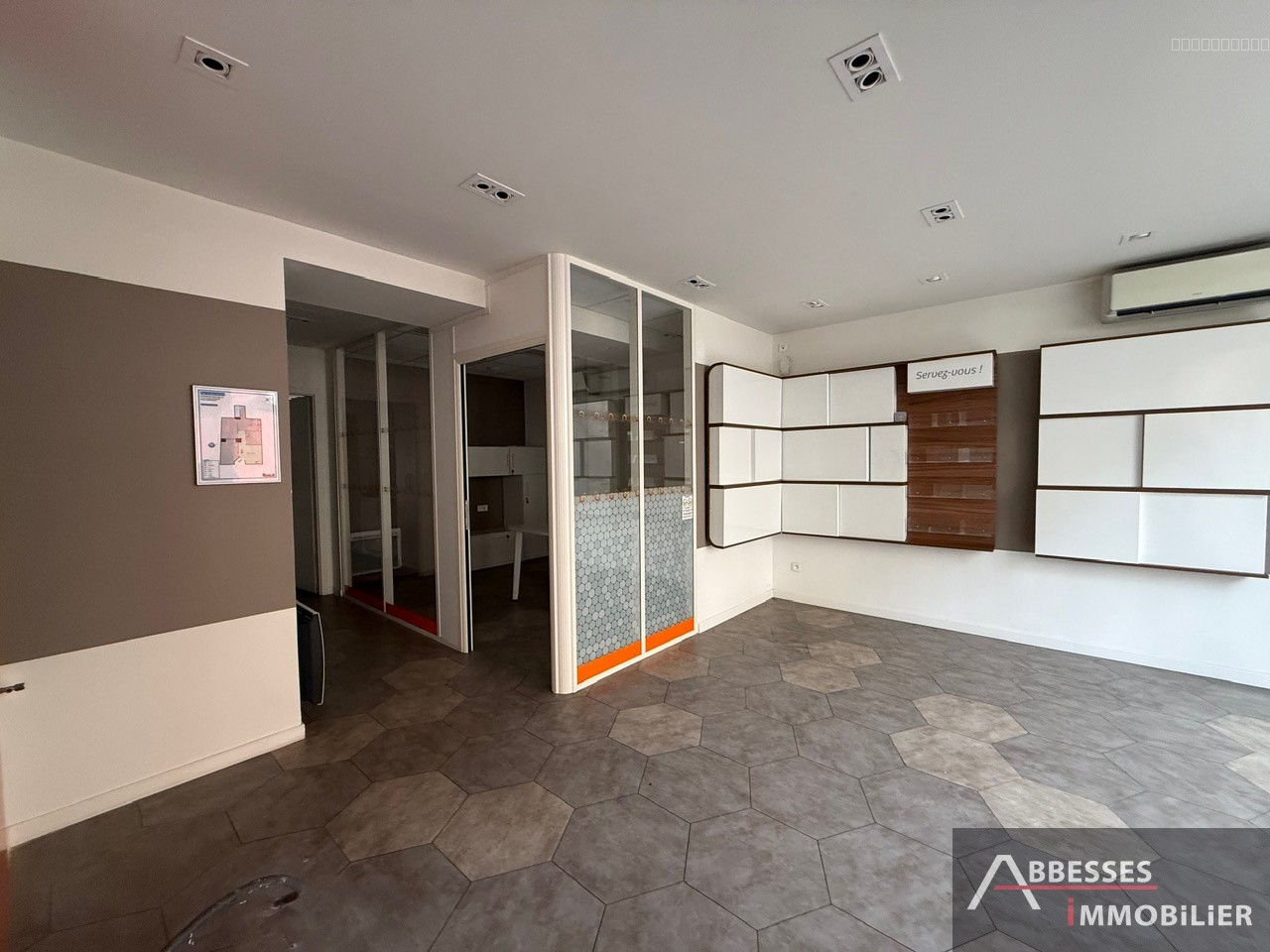 REMIREMONT Centre ville : local commercial avec grande vitrine et 3 bureaux + accueil — photo 5