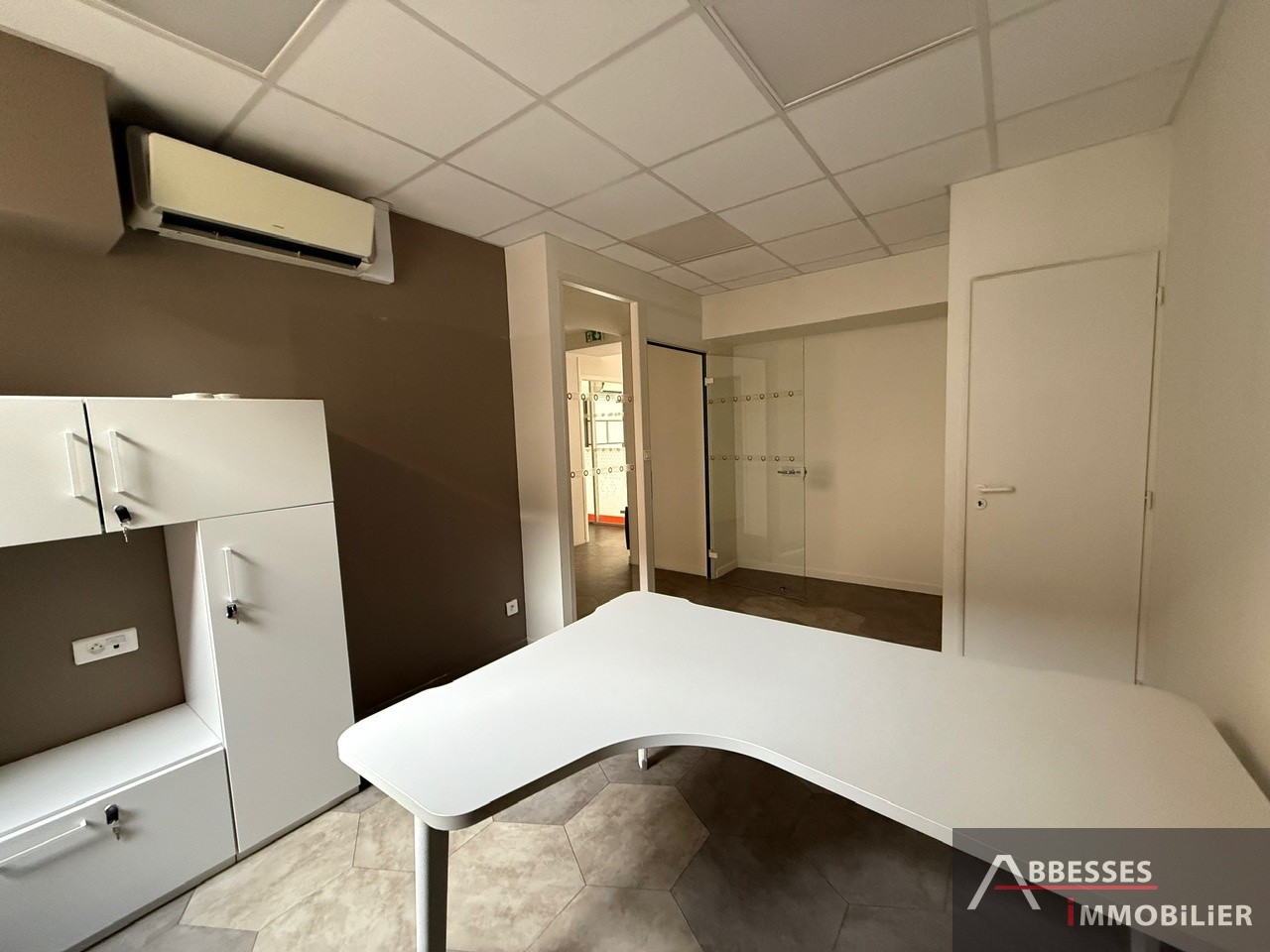 REMIREMONT Centre ville : local commercial avec grande vitrine et 3 bureaux + accueil — photo 9