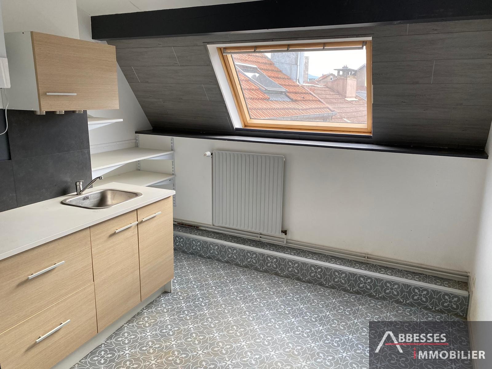 EN EXCLUSIVITE - REMIREMONT - Rue de la Xavée : Appartement F2 situé au 3ème étage — photo 3