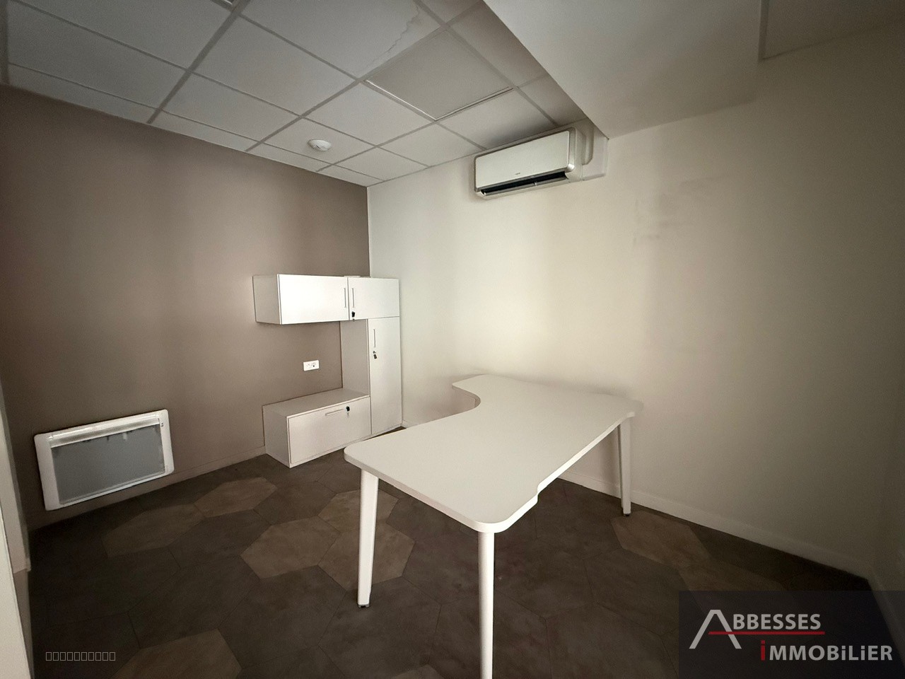REMIREMONT Centre ville : local commercial avec grande vitrine et 3 bureaux + accueil — photo 4