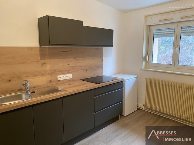 EN EXCLUSIVITÉ - REMIREMONT : Appartement de type F1 bis situé au 2ème étage — photo 3