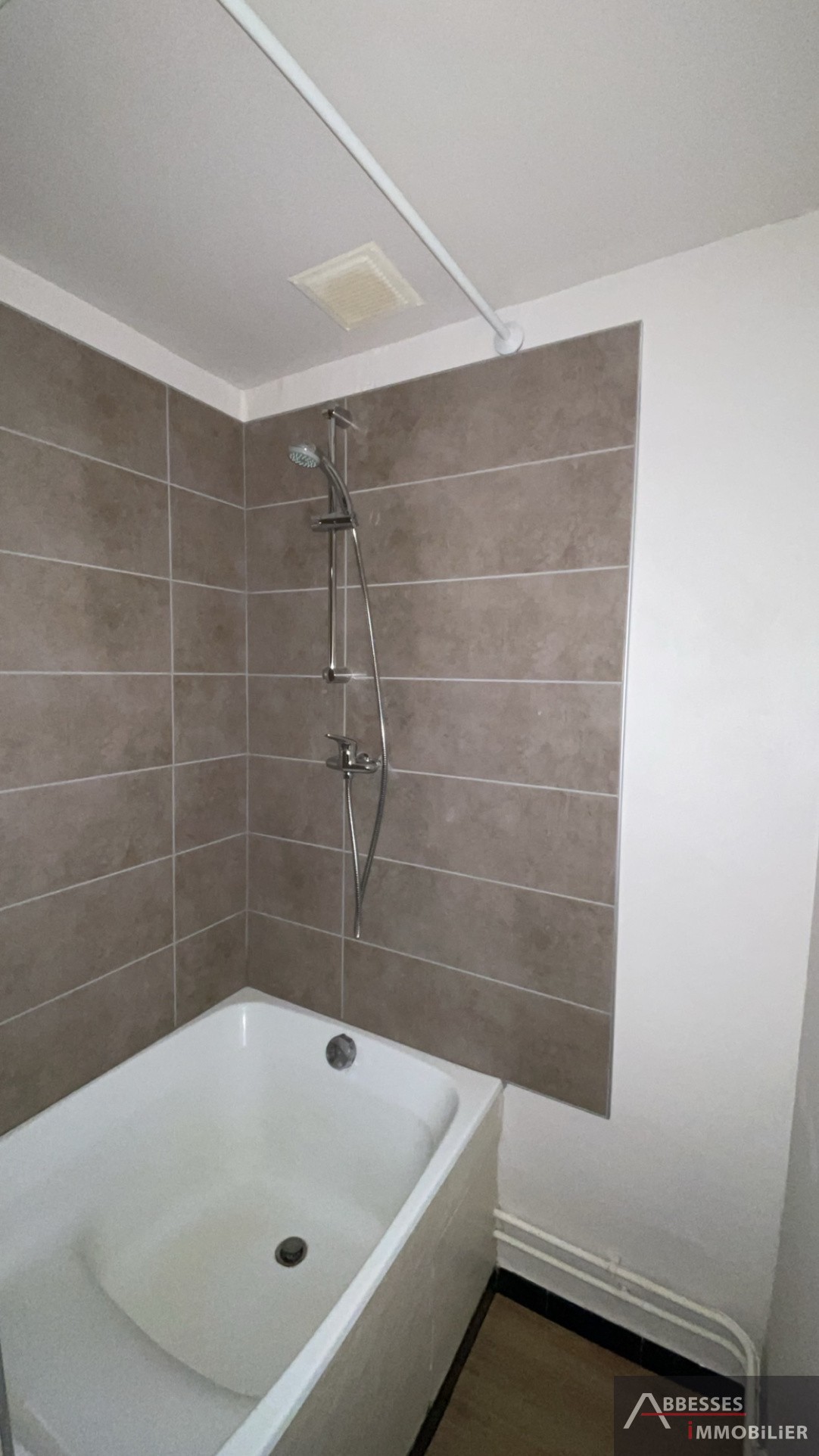 EN EXCLUSIVITÉ - REMIREMONT : Appartement de type F1 bis situé au 2ème étage — photo 7