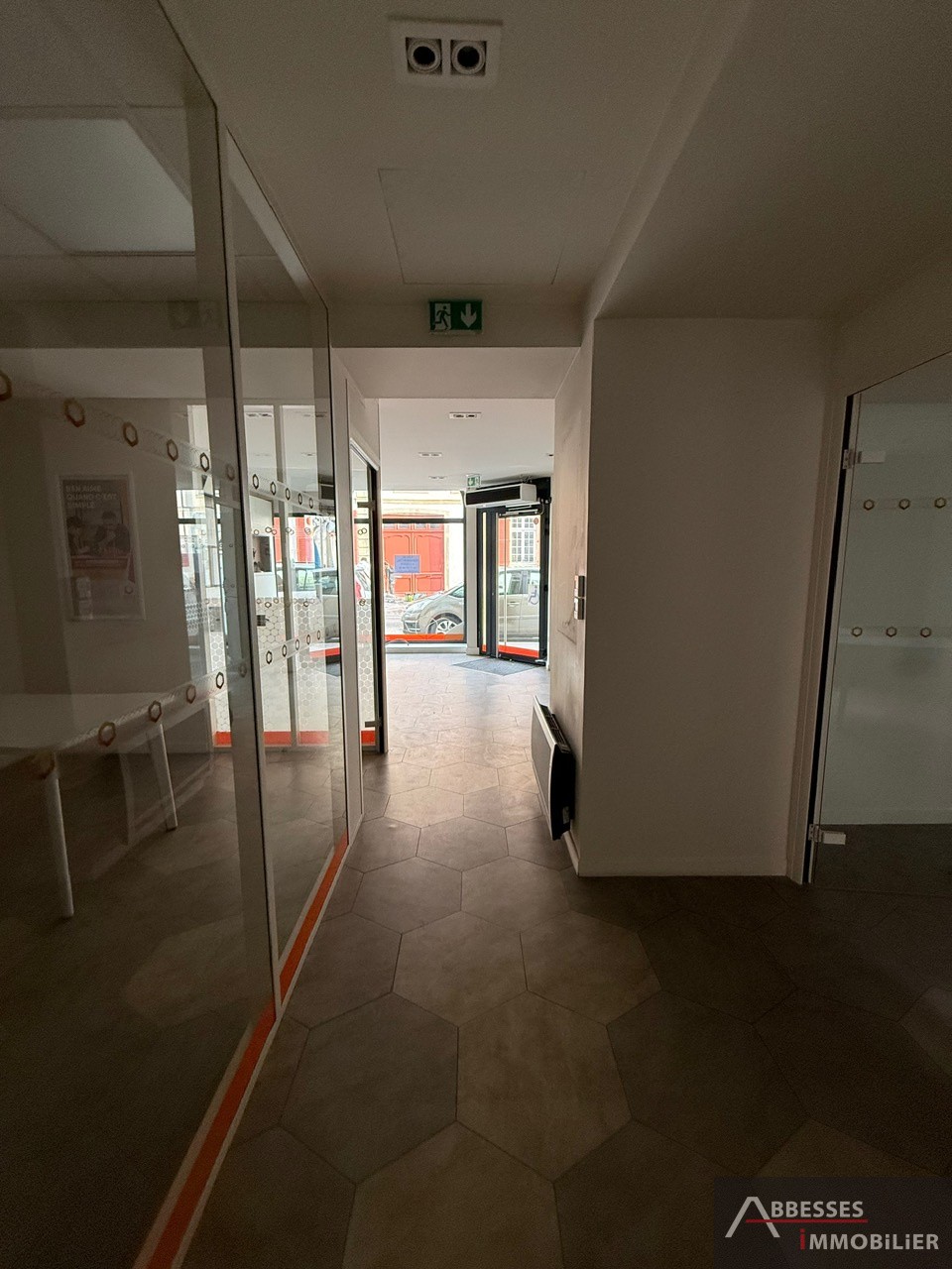 REMIREMONT Centre ville : local commercial avec grande vitrine et 3 bureaux + accueil — photo 16