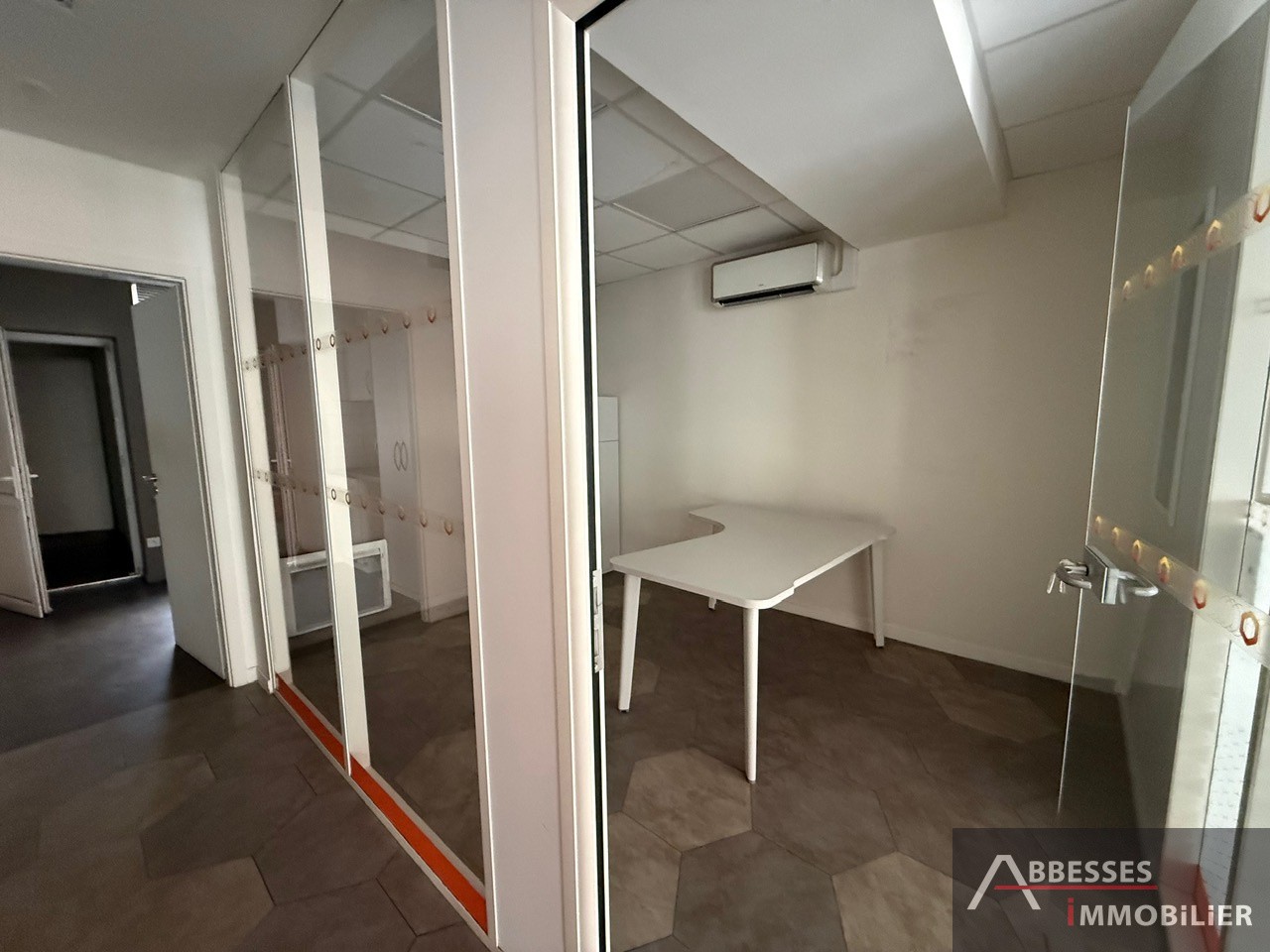REMIREMONT Centre ville : local commercial avec grande vitrine et 3 bureaux + accueil — photo 6