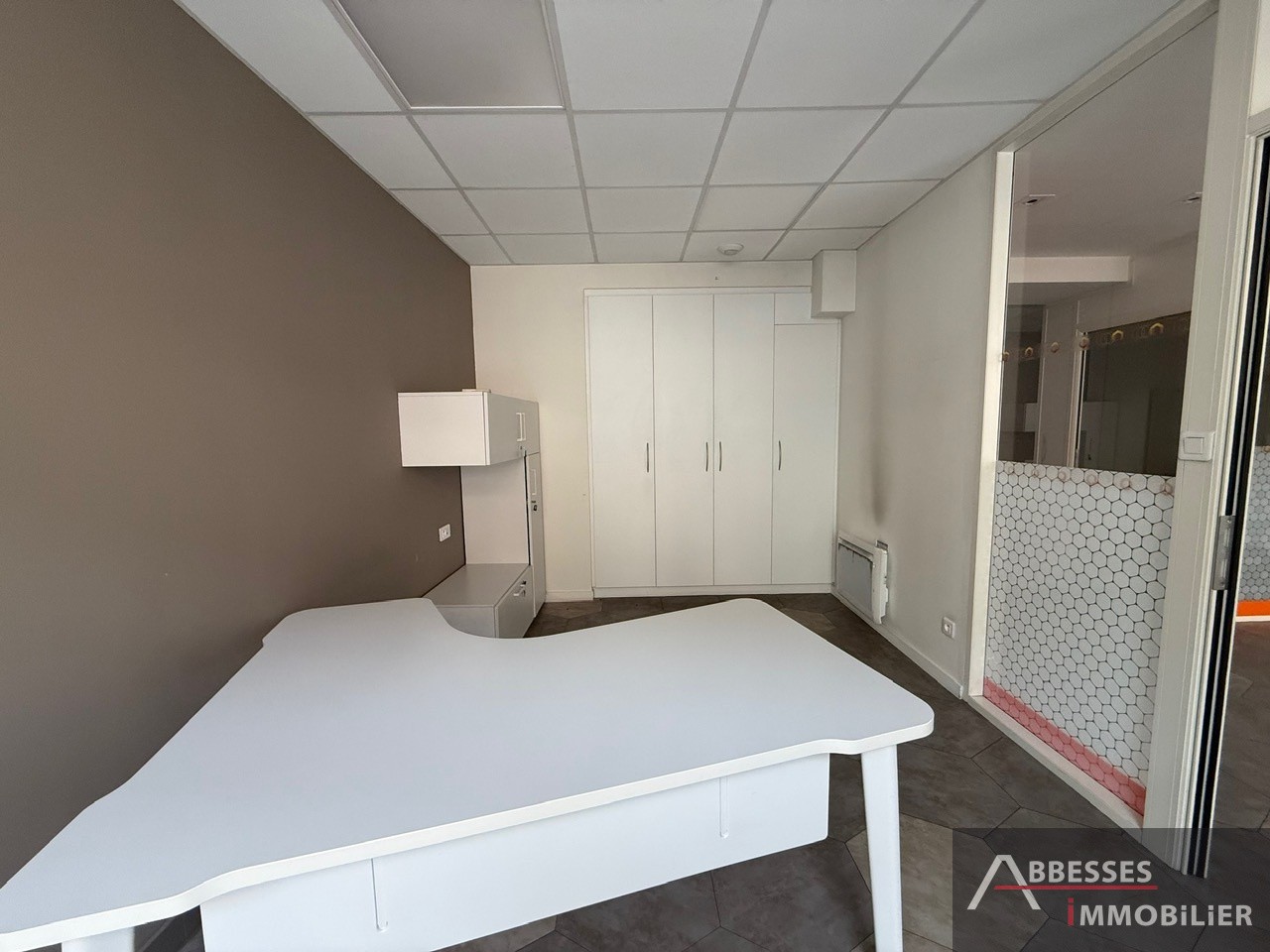REMIREMONT Centre ville : local commercial avec grande vitrine et 3 bureaux + accueil — photo 7