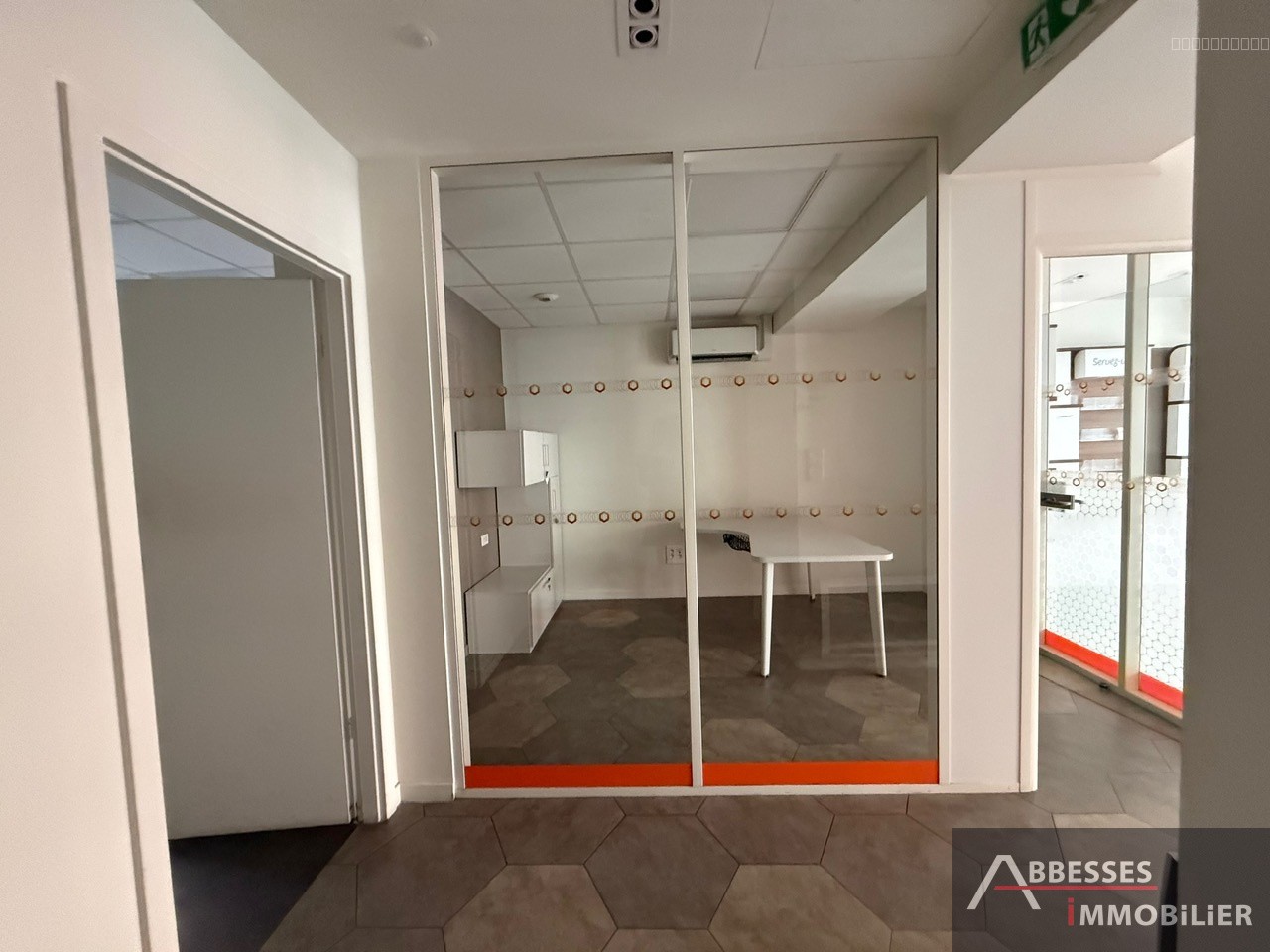 REMIREMONT Centre ville : local commercial avec grande vitrine et 3 bureaux + accueil — photo 13