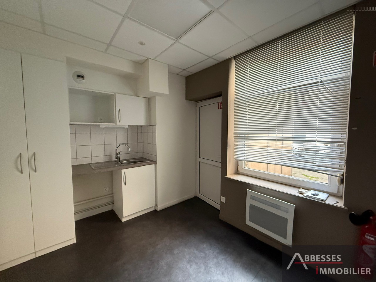 REMIREMONT Centre ville : local commercial avec grande vitrine et 3 bureaux + accueil — photo 17