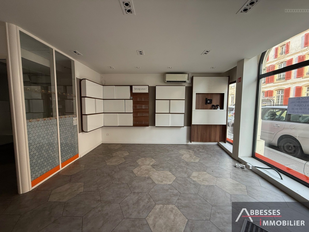 REMIREMONT Centre ville : local commercial avec grande vitrine et 3 bureaux + accueil — photo 3