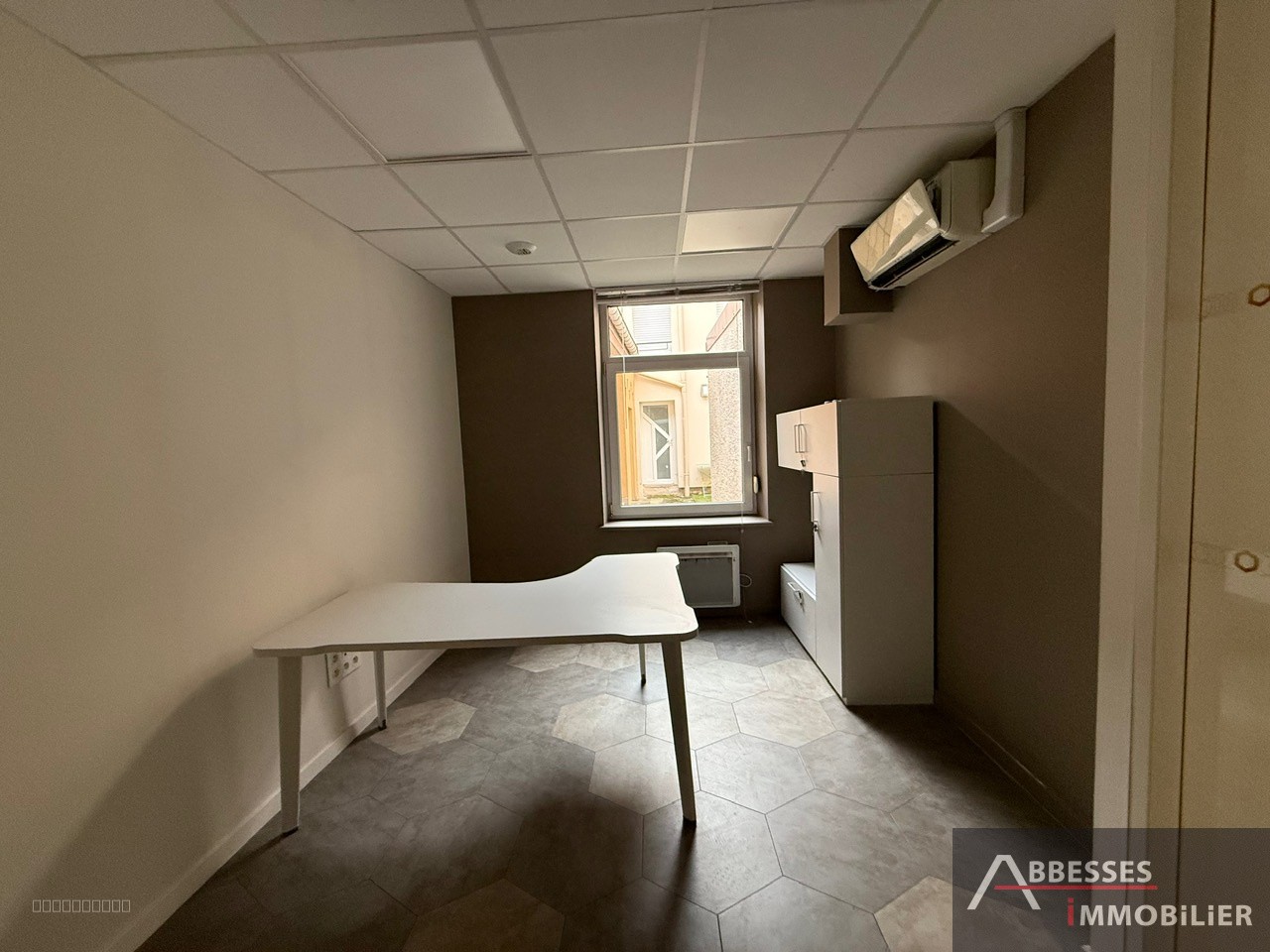 REMIREMONT Centre ville : local commercial avec grande vitrine et 3 bureaux + accueil — photo 12