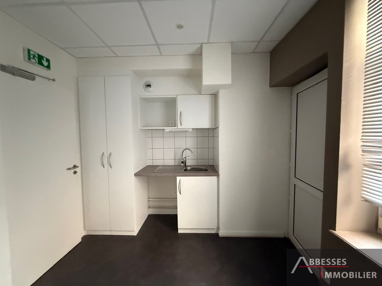 REMIREMONT Centre ville : local commercial avec grande vitrine et 3 bureaux + accueil — photo 10