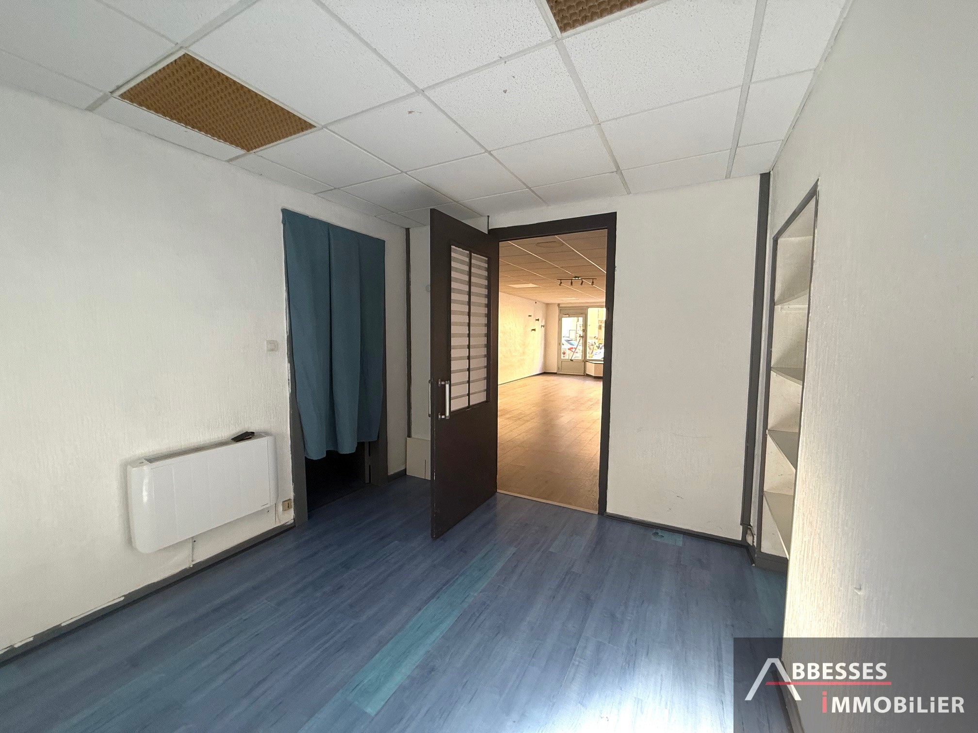 REMIREMONT : Murs commerciaux avec vitrine donnant sur rue passante — photo 4