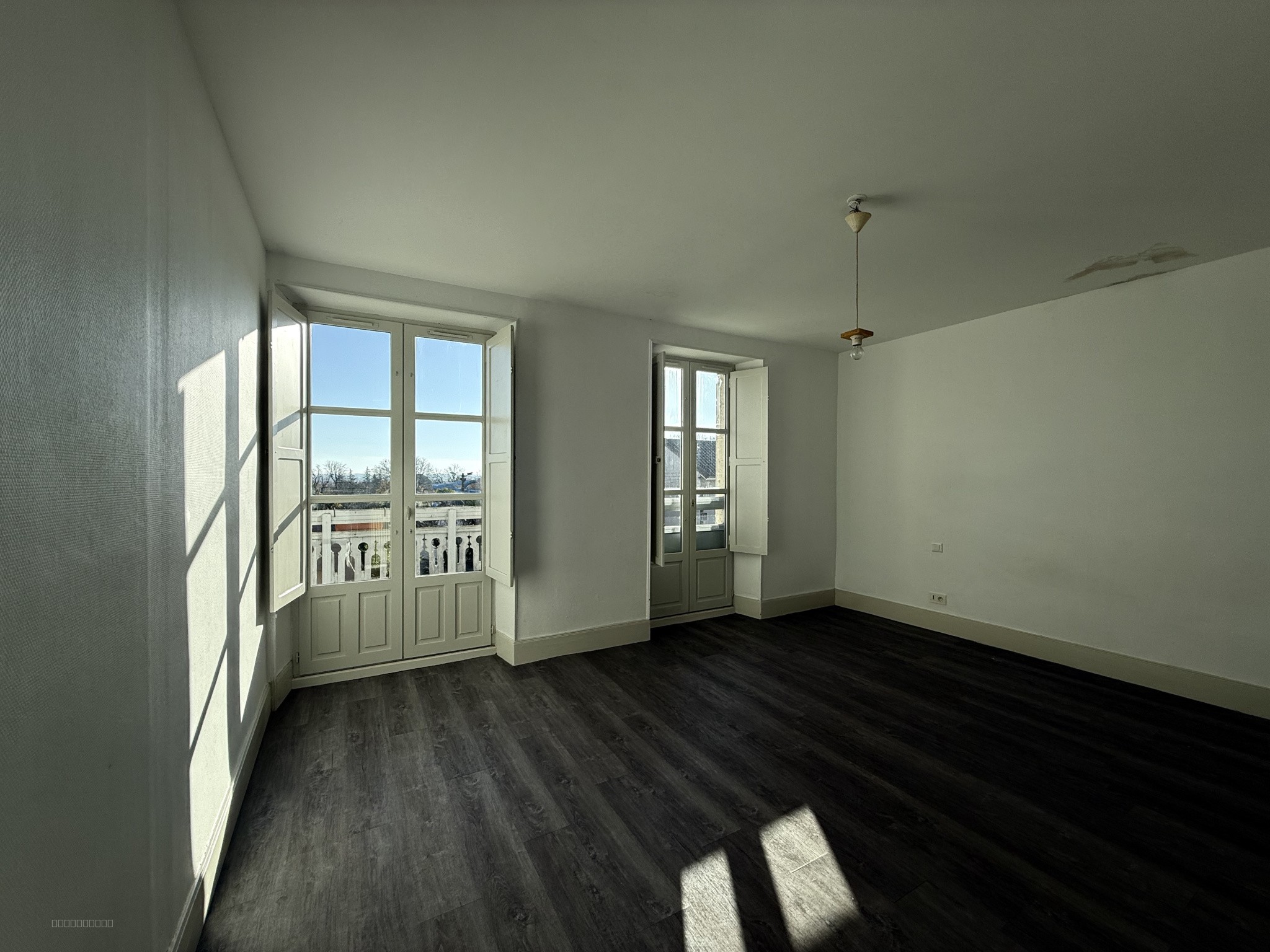 Ensemble immobilier composé de deux maisons, situé au cœur d’un bourg doté de commerces et services. — photo 8