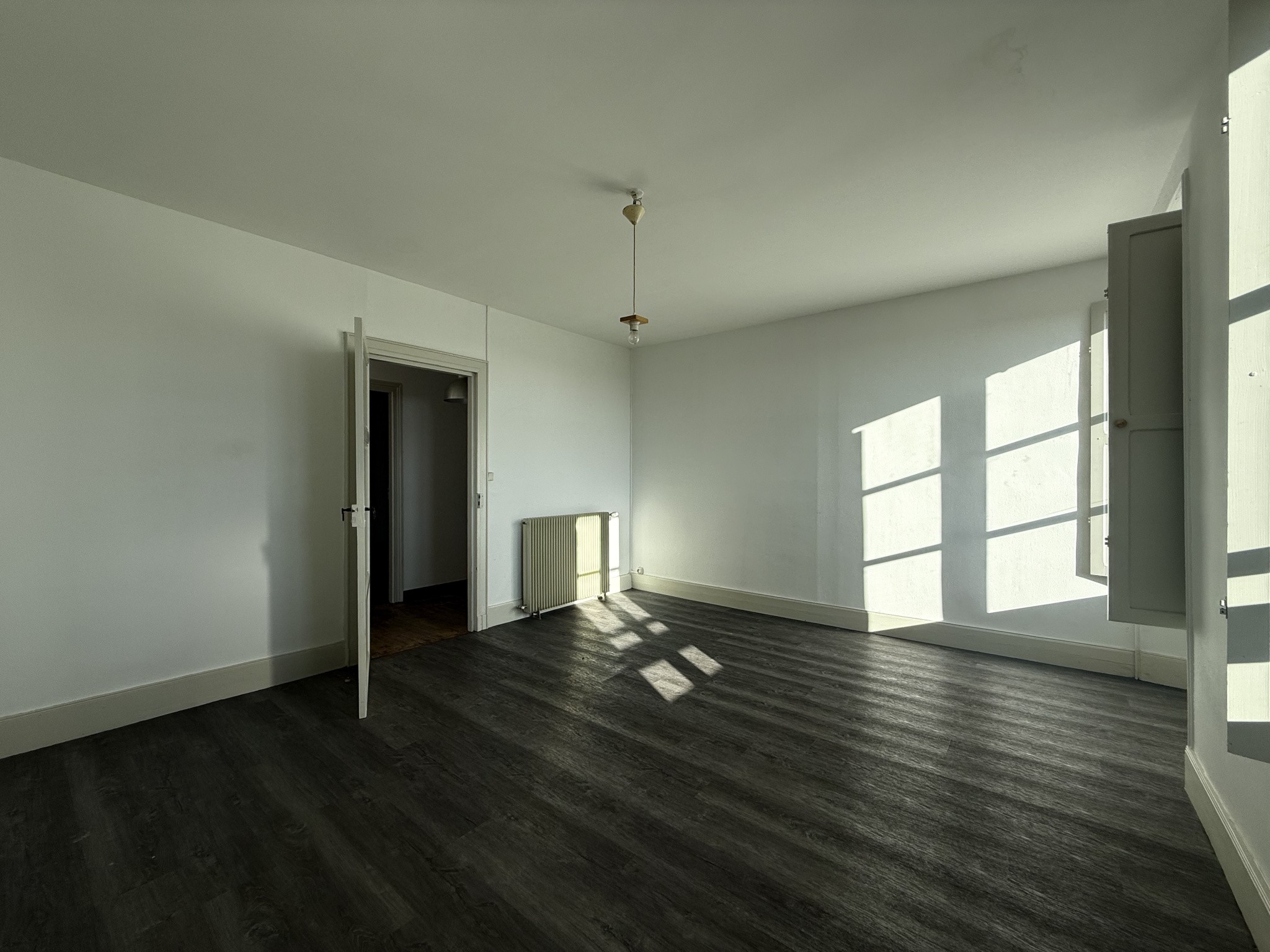 Ensemble immobilier composé de deux maisons, situé au cœur d’un bourg doté de commerces et services. — photo 9