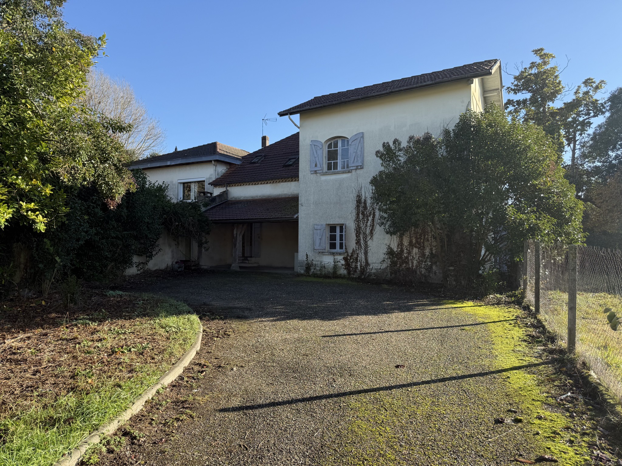 Ensemble immobilier composé de deux maisons, situé au cœur d’un bourg doté de commerces et services. — photo 18