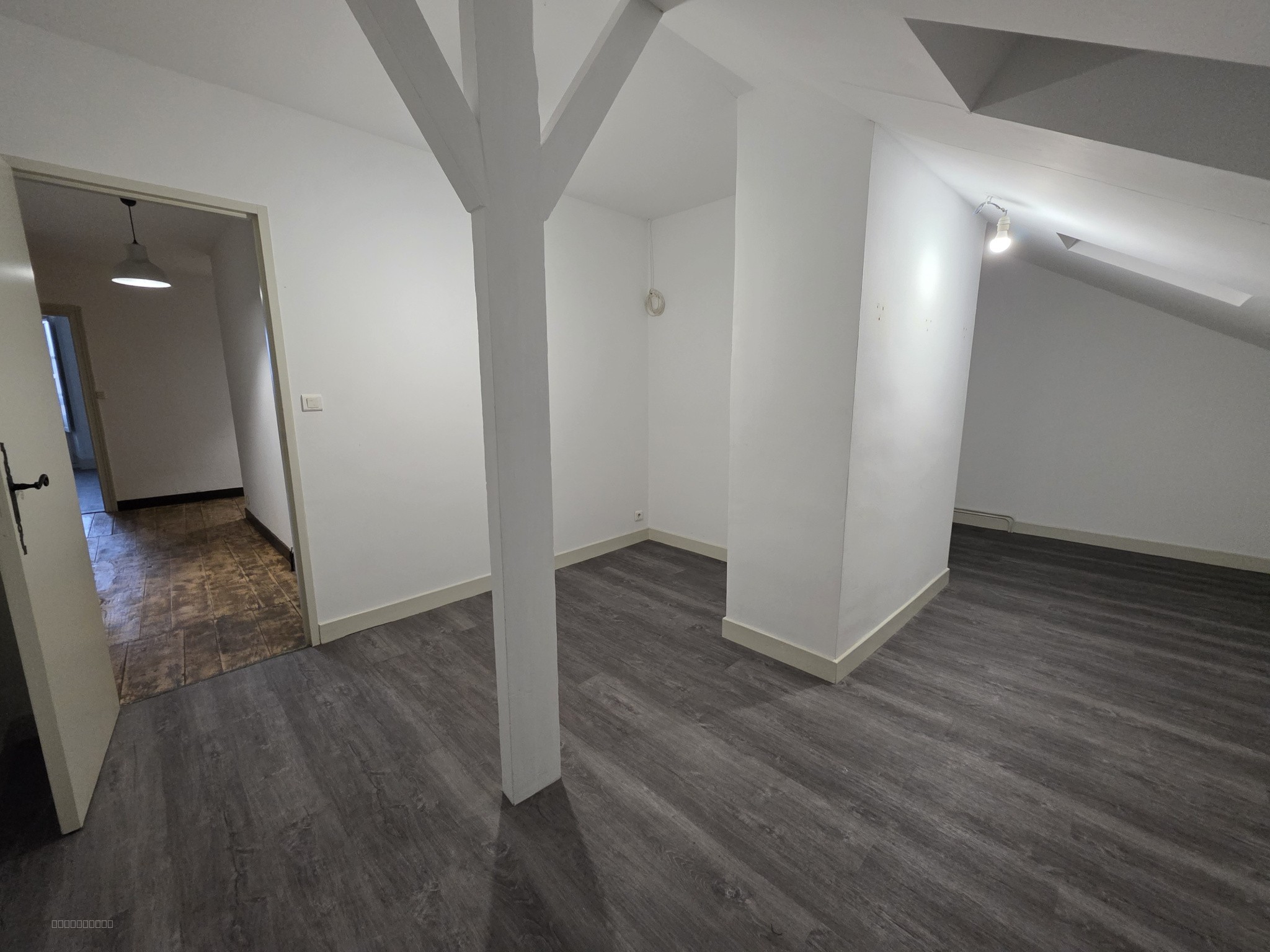 Ensemble immobilier composé de deux maisons, situé au cœur d’un bourg doté de commerces et services. — photo 16