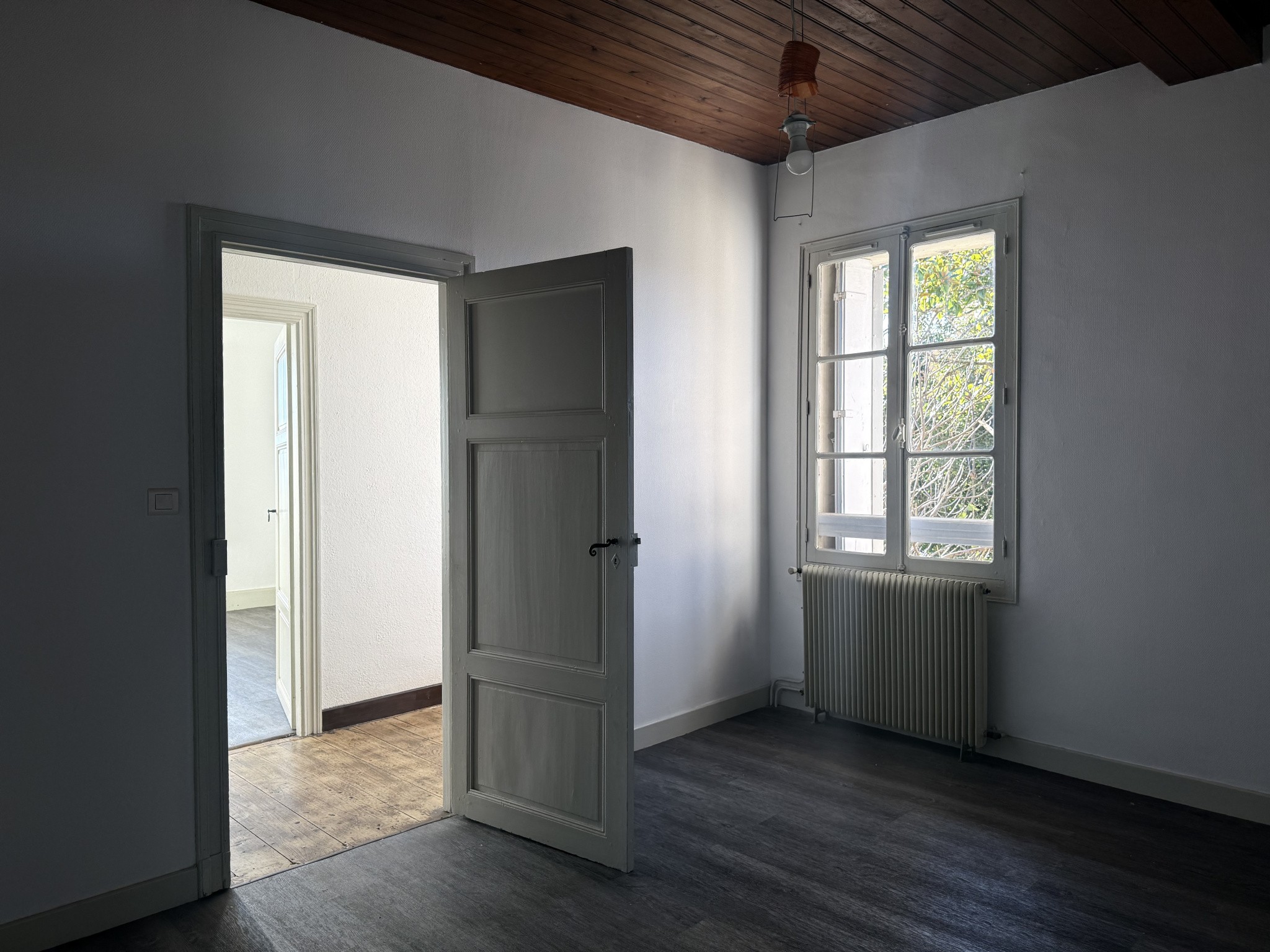 Ensemble immobilier composé de deux maisons, situé au cœur d’un bourg doté de commerces et services. — photo 13