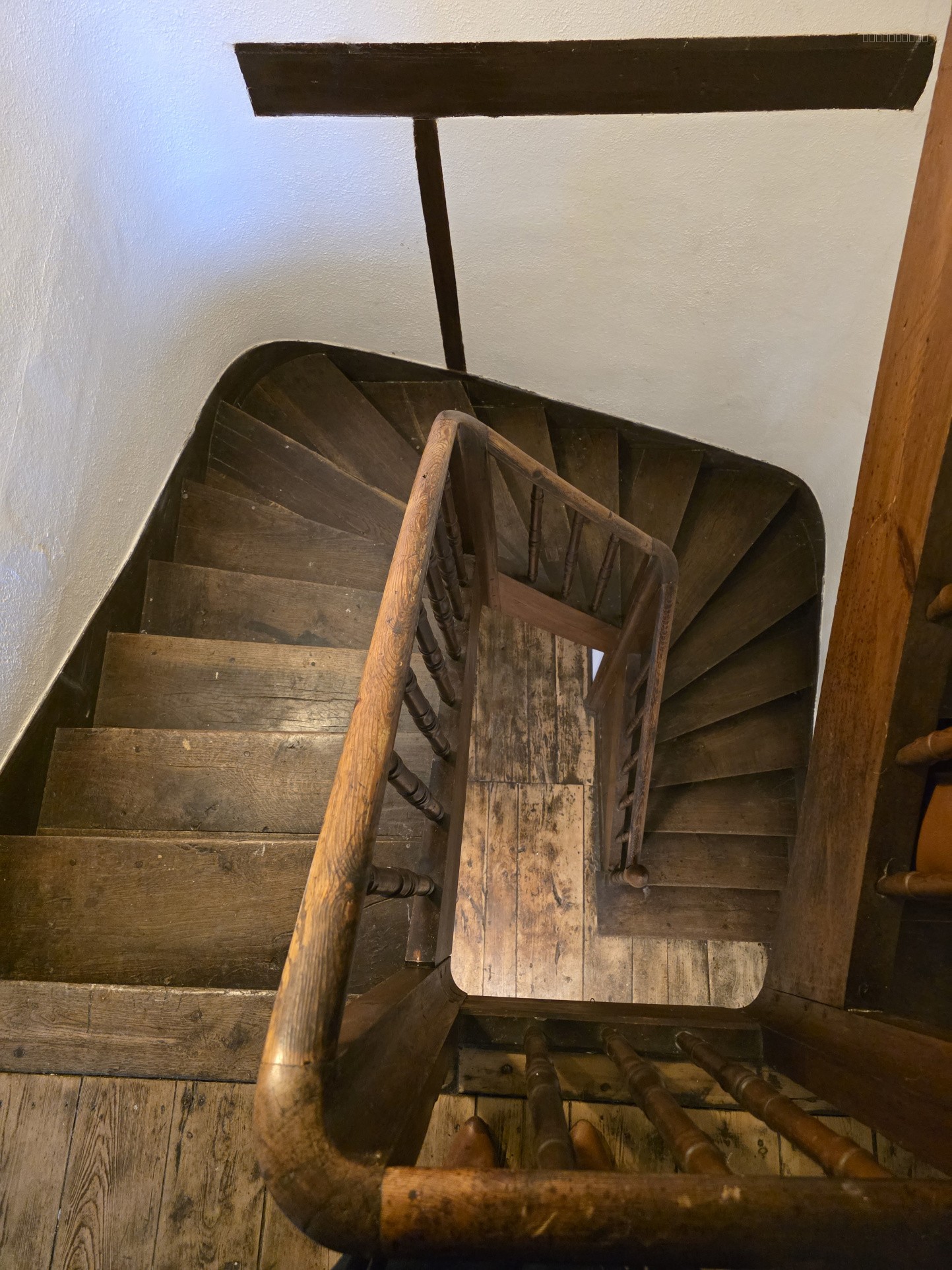 Ensemble immobilier composé de deux maisons, situé au cœur d’un bourg doté de commerces et services. — photo 7