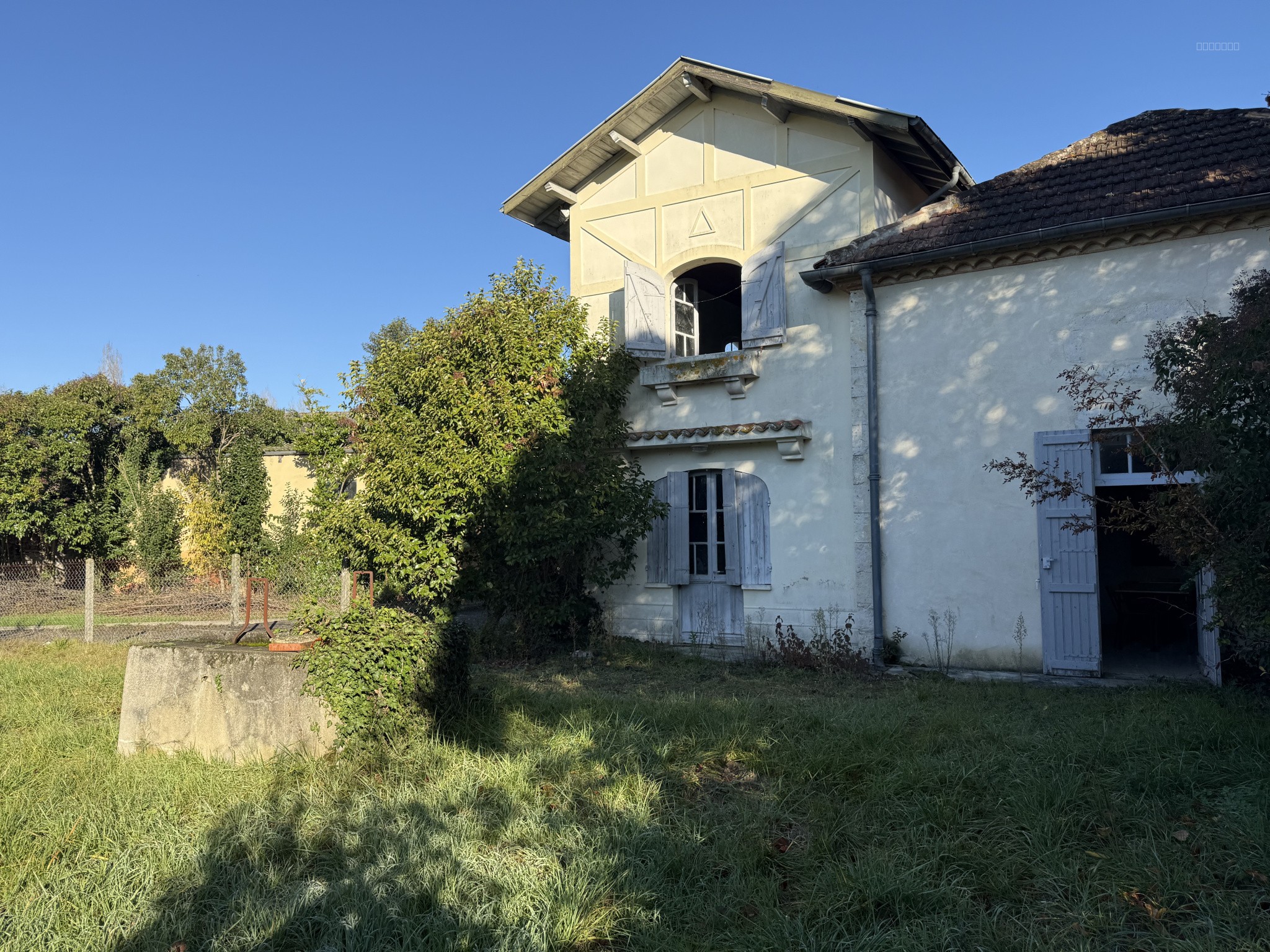 Ensemble immobilier composé de deux maisons, situé au cœur d’un bourg doté de commerces et services. — photo 17