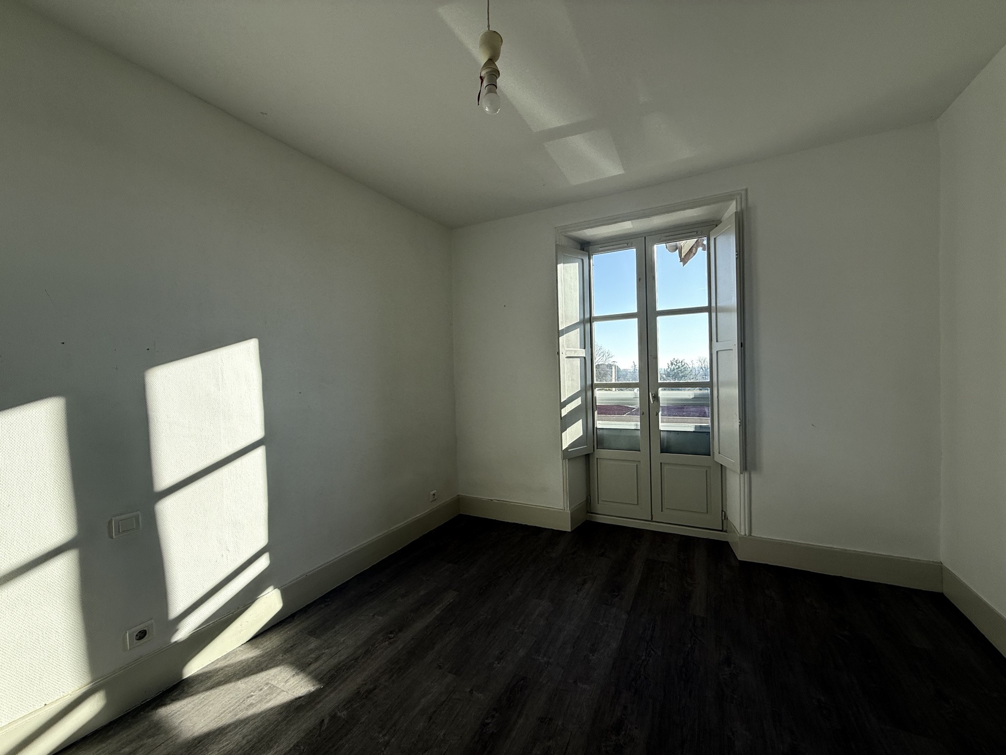 Ensemble immobilier composé de deux maisons, situé au cœur d’un bourg doté de commerces et services. — photo 10