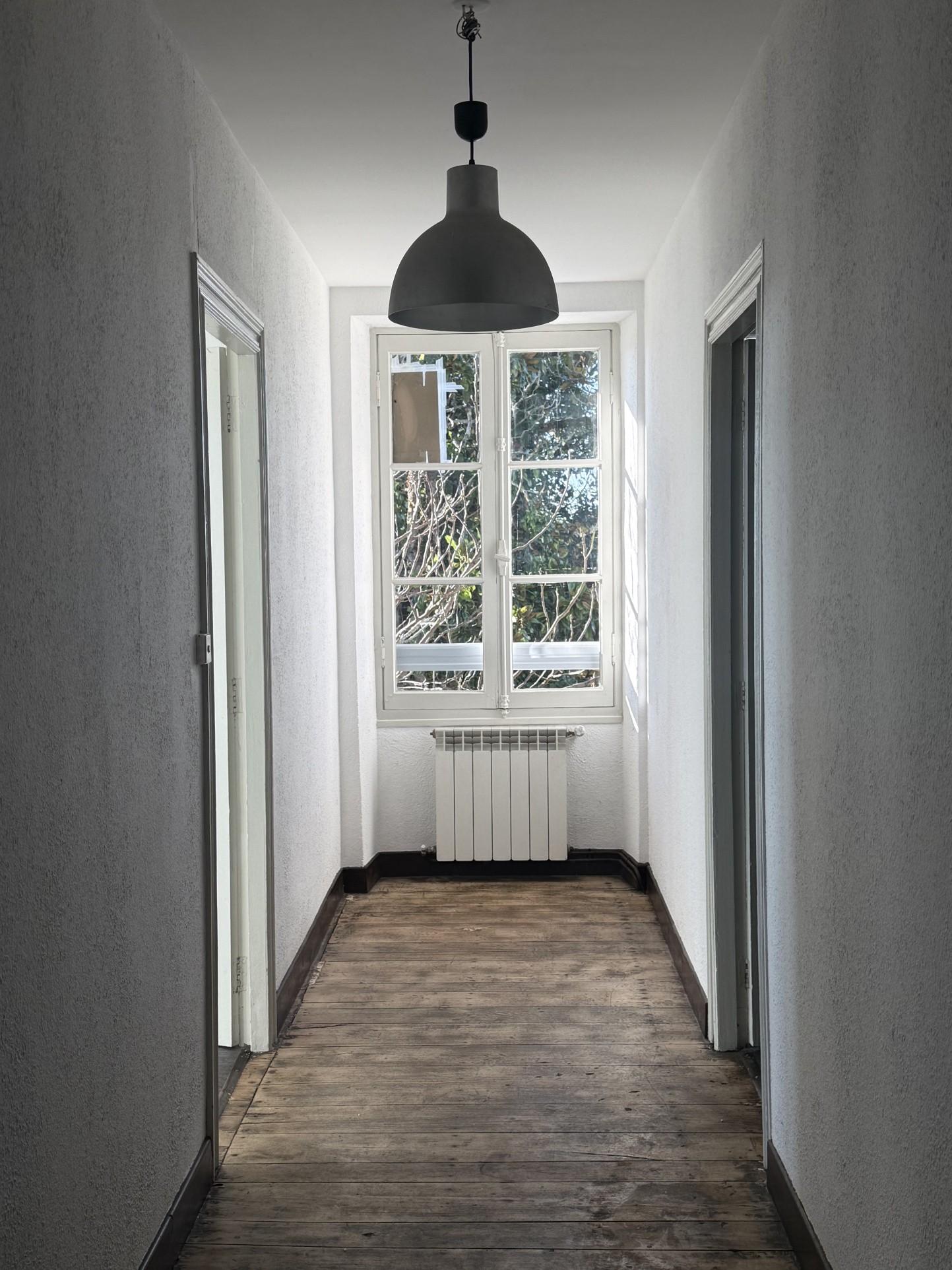 Ensemble immobilier composé de deux maisons, situé au cœur d’un bourg doté de commerces et services. — photo 12