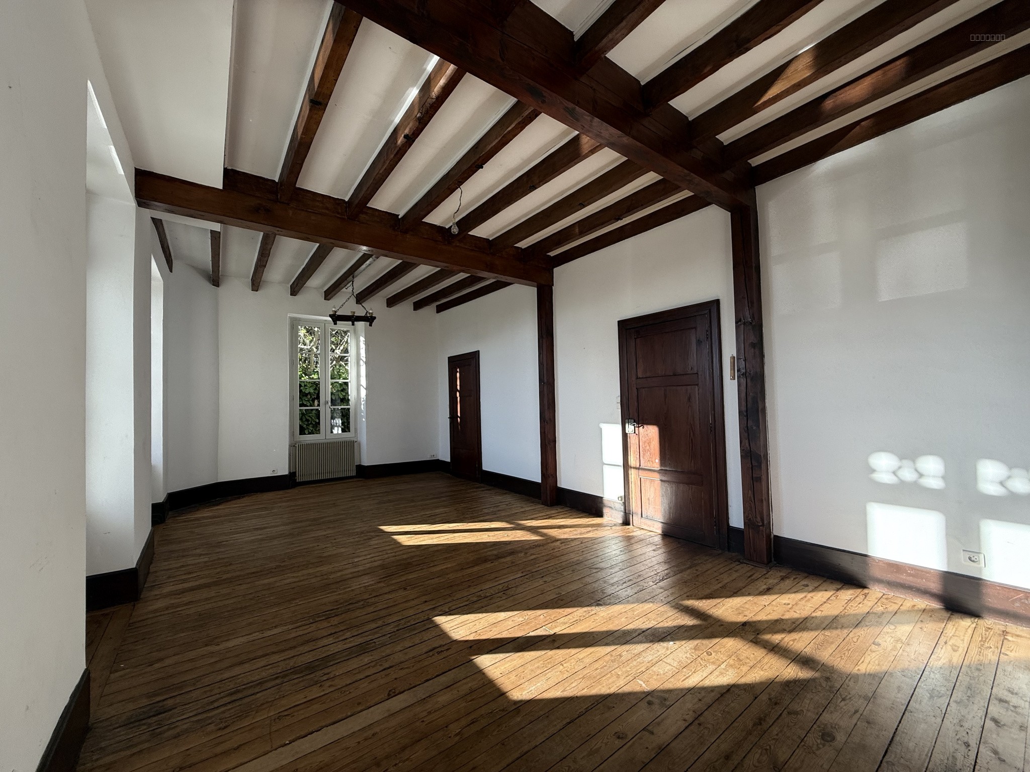 Ensemble immobilier composé de deux maisons, situé au cœur d’un bourg doté de commerces et services. — photo 3