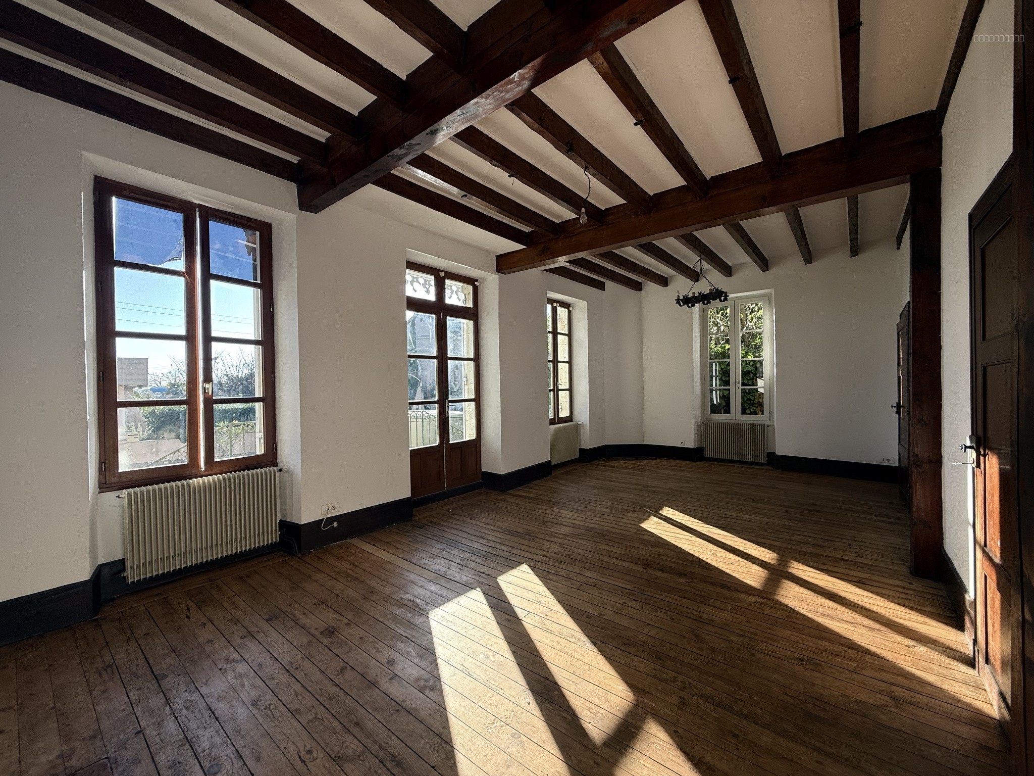 Ensemble immobilier composé de deux maisons, situé au cœur d’un bourg doté de commerces et services. — photo 5
