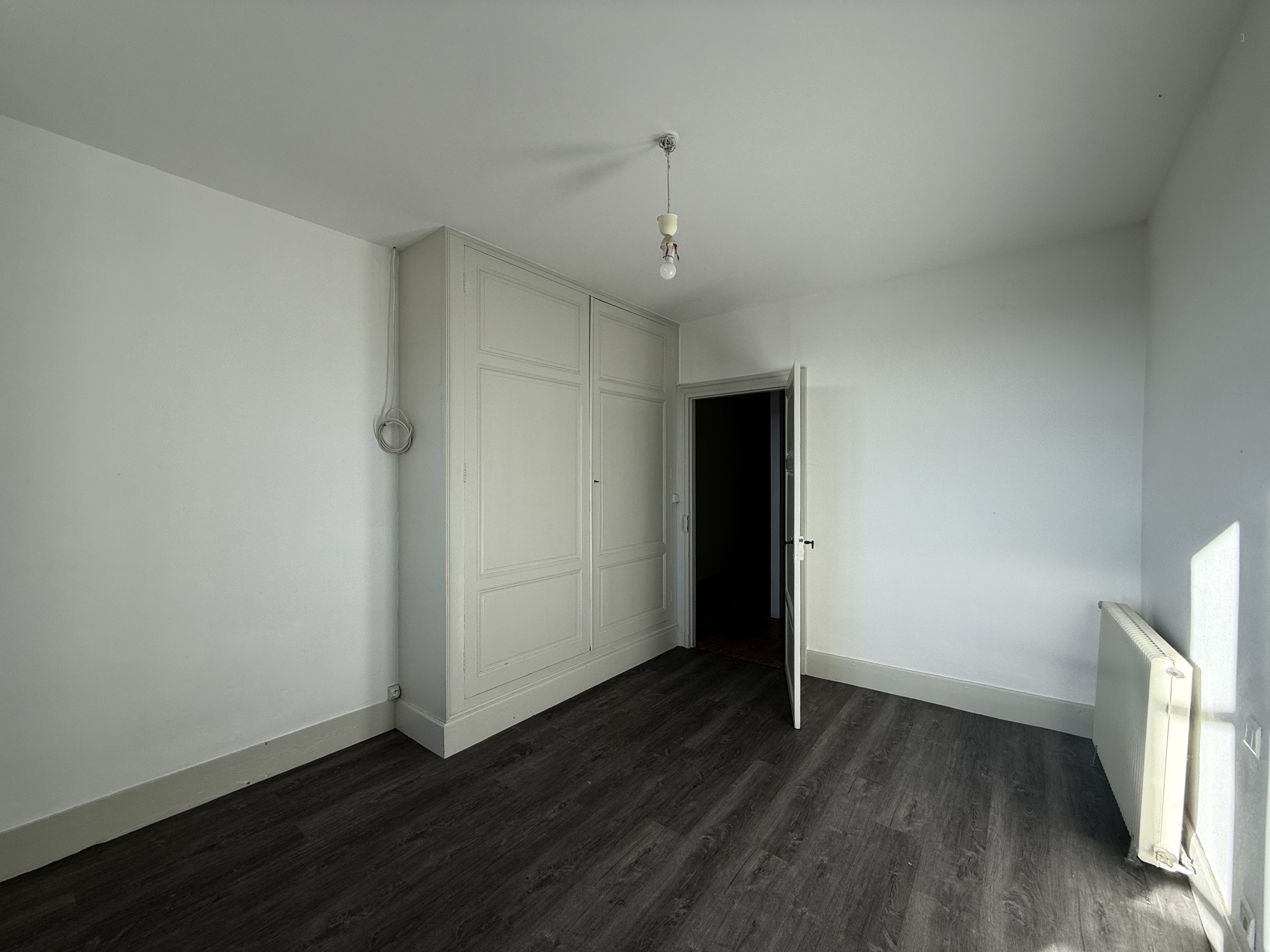 Ensemble immobilier composé de deux maisons, situé au cœur d’un bourg doté de commerces et services. — photo 11