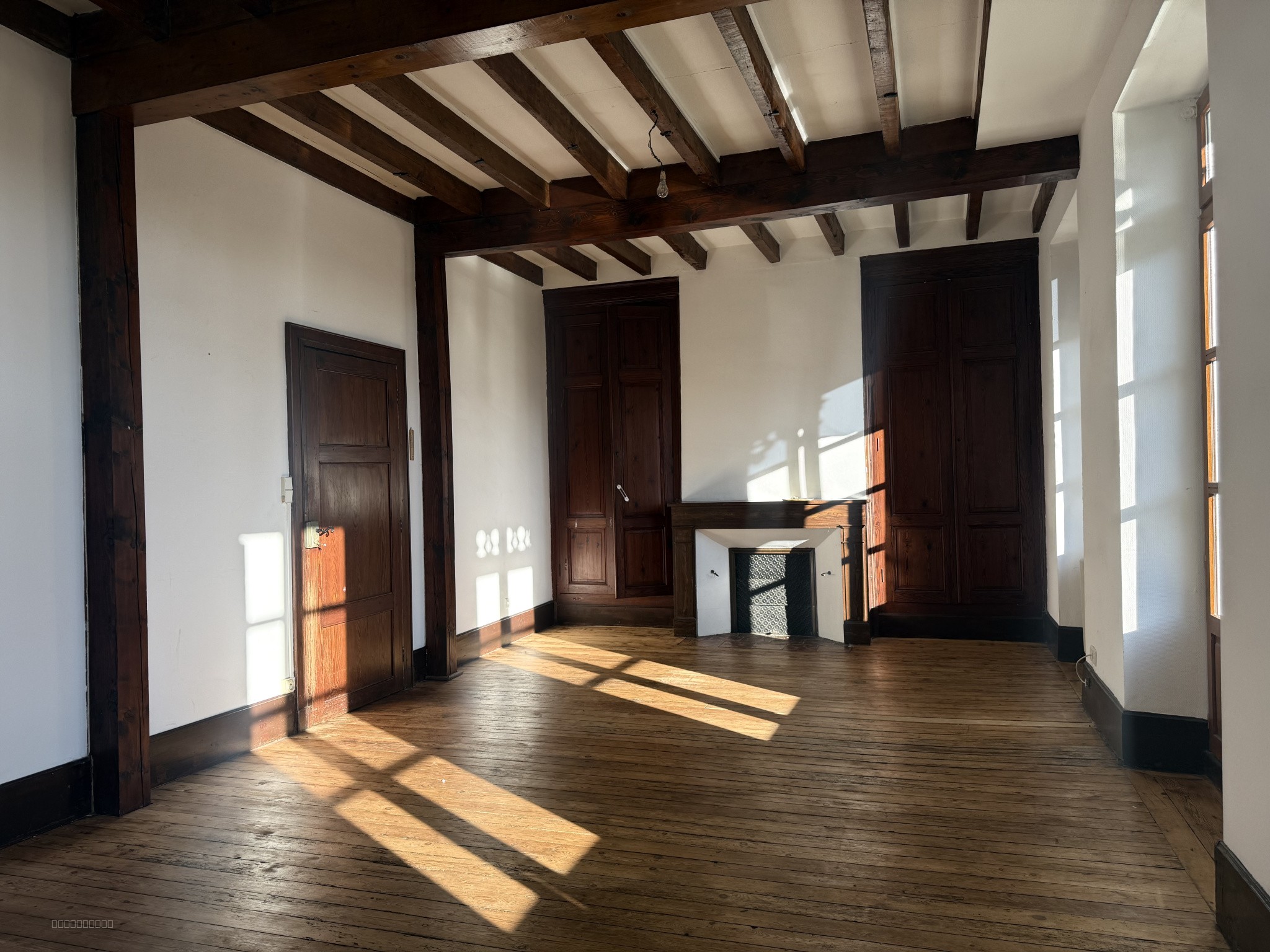 Ensemble immobilier composé de deux maisons, situé au cœur d’un bourg doté de commerces et services. — photo 4
