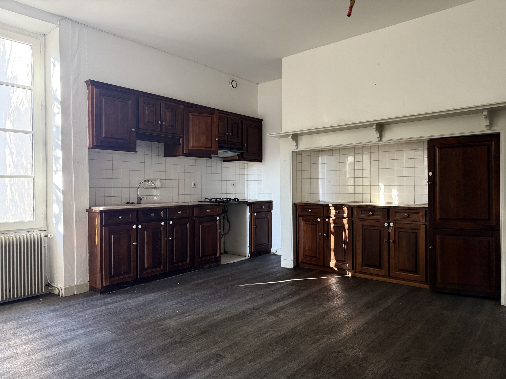 Ensemble immobilier composé de deux maisons, situé au cœur d’un bourg doté de commerces et services. — photo 6